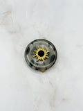 Vintage Kleiderclip mit Sonnenmotiv in Grau, Schwarz und Gold