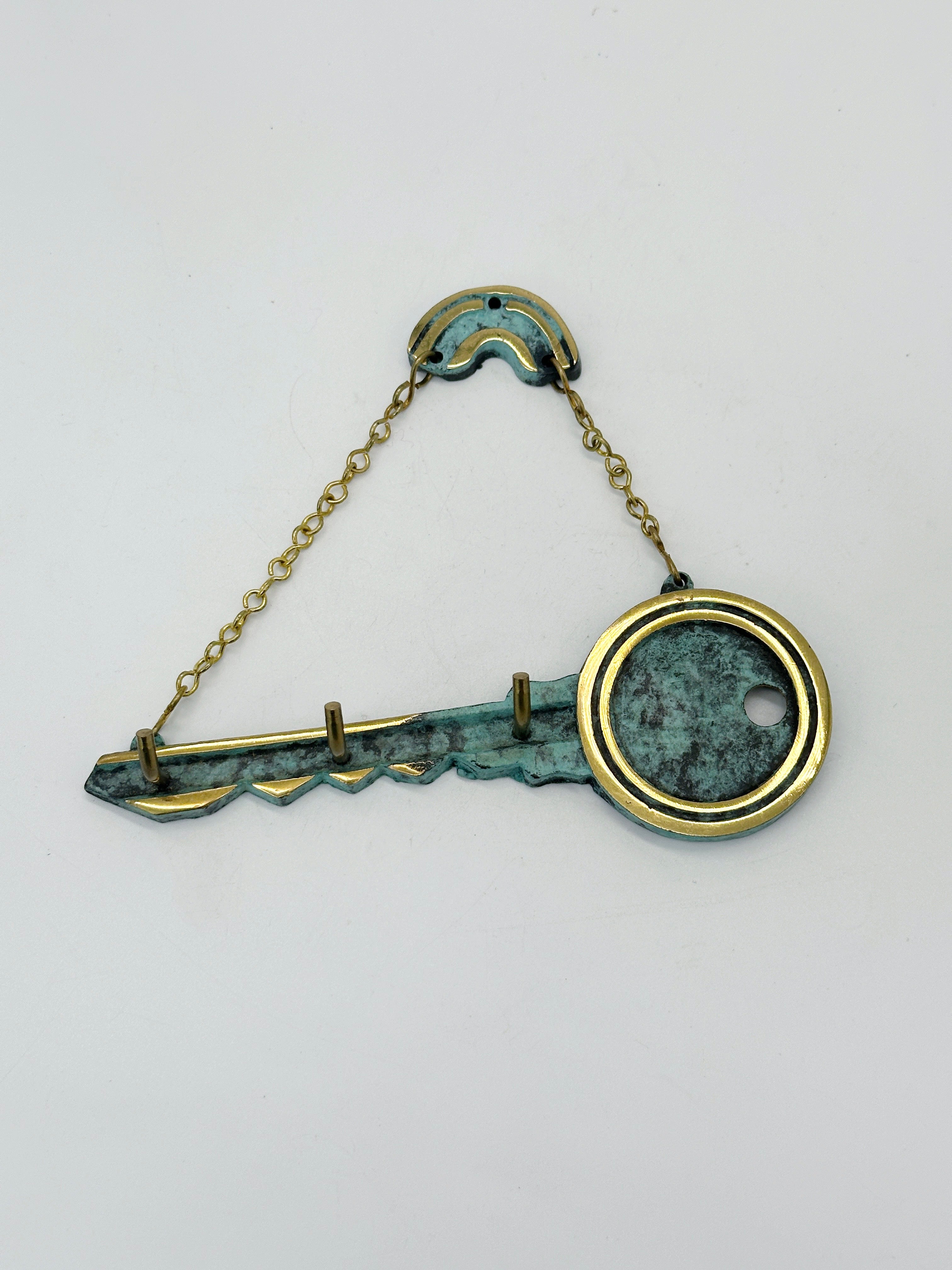 Dekoratives Messing-Schlüsselbrett in Schlüsselform