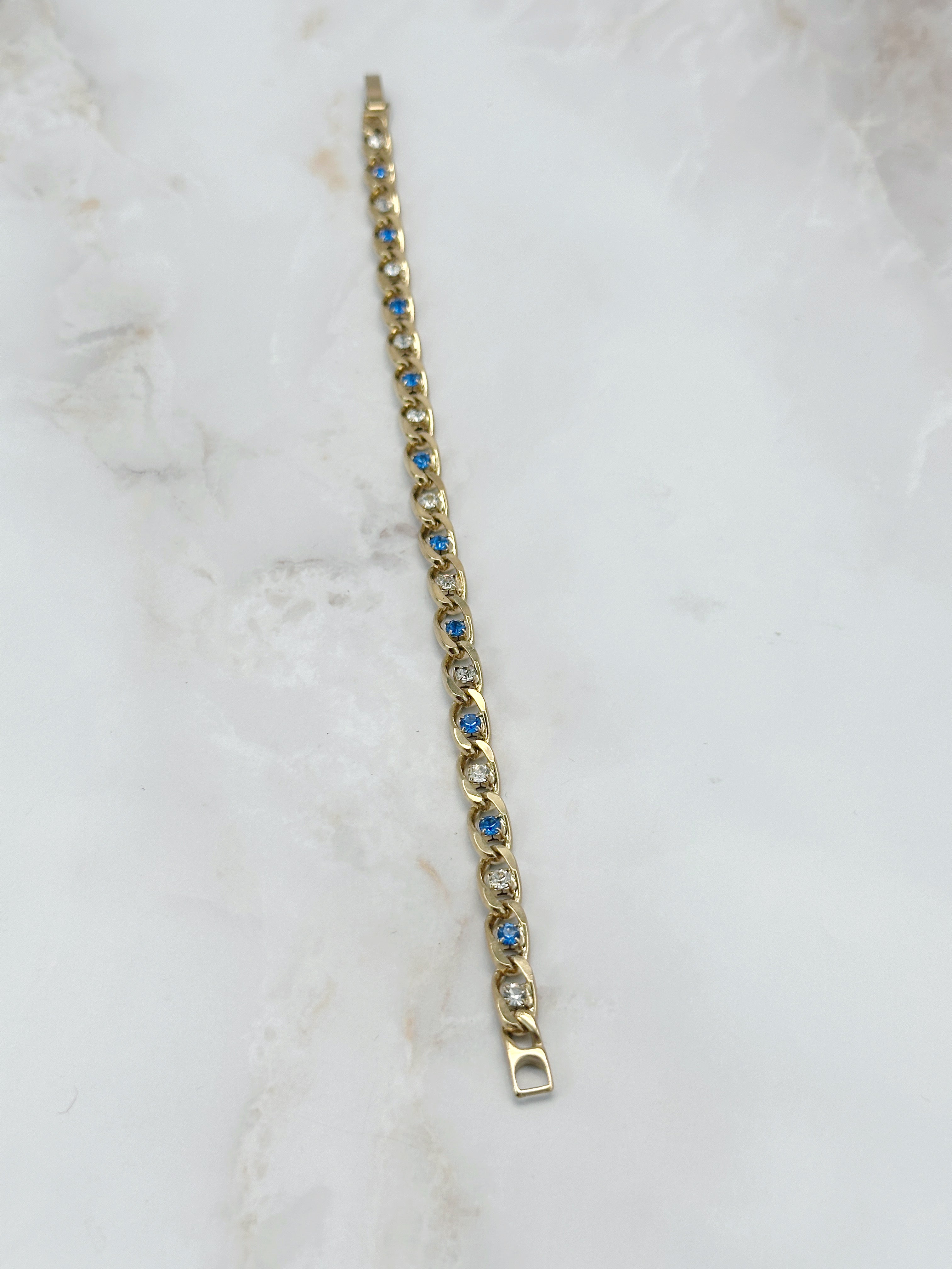 Feines vergoldetes Gliederarmband mit blauem und klarem Strass