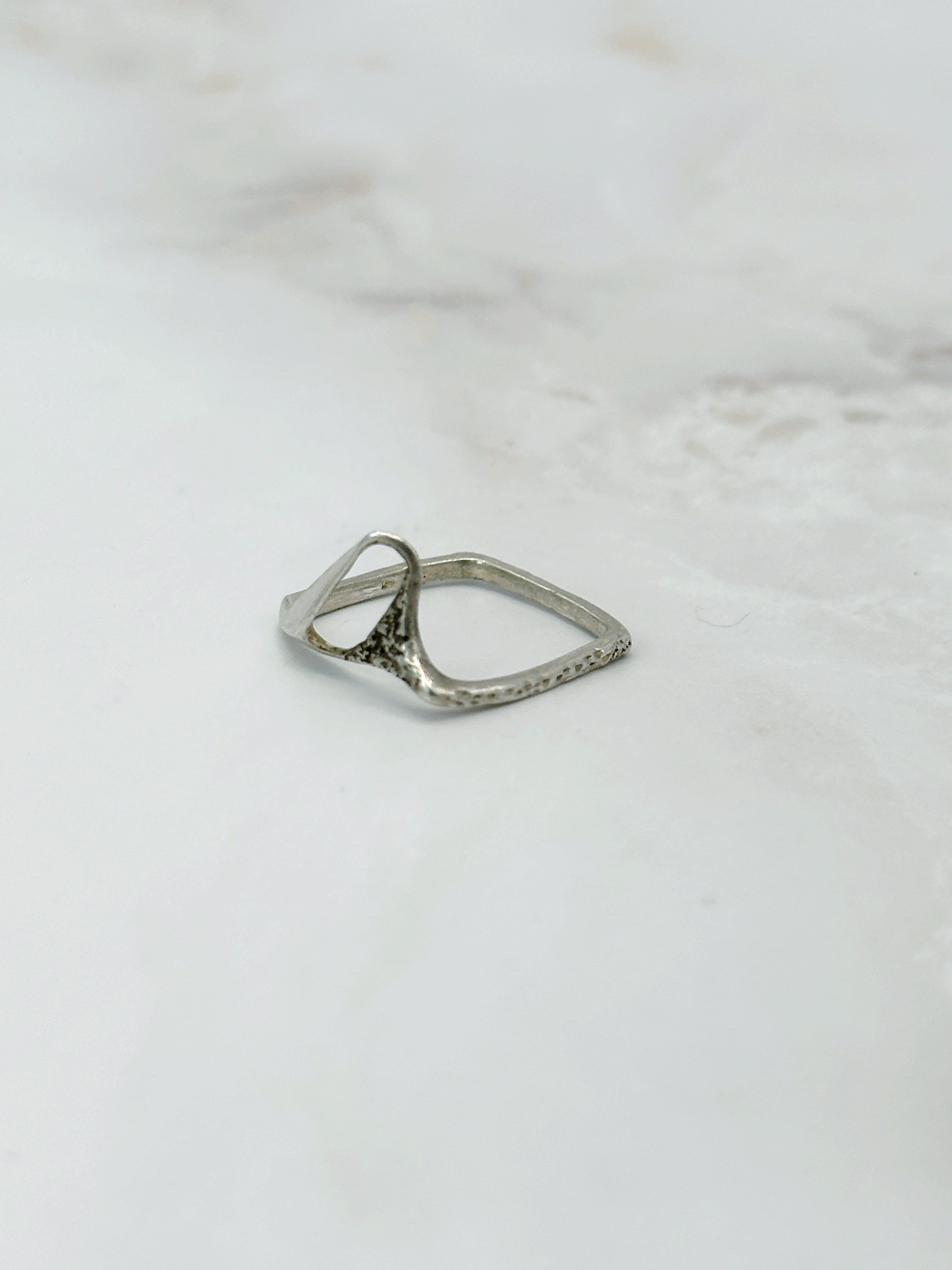 Minimalistischer Ring aus 800 Silber in eckiger Form