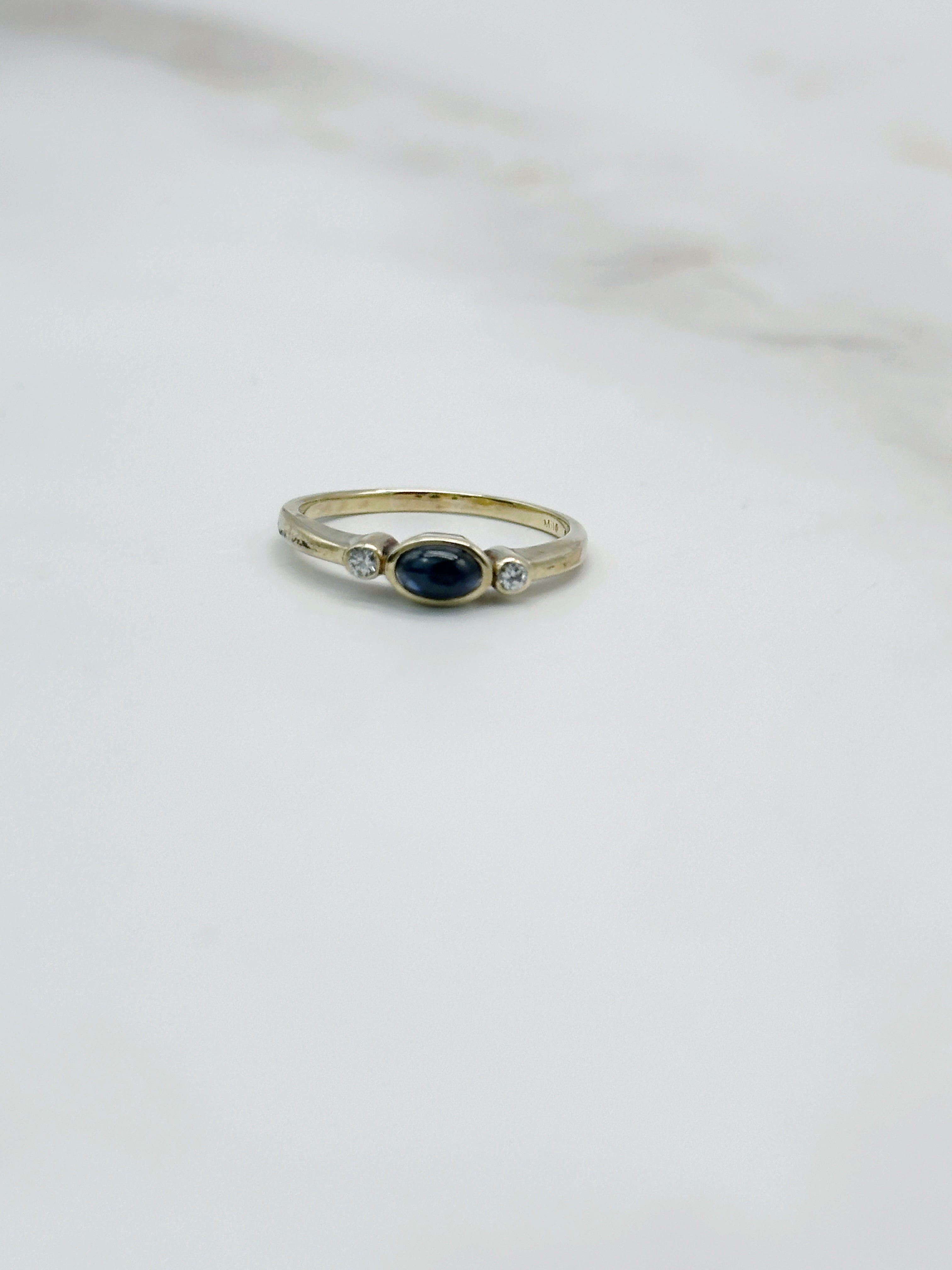 Zeitloser Vintage Goldring mit Saphir Cabochon und Diamanten