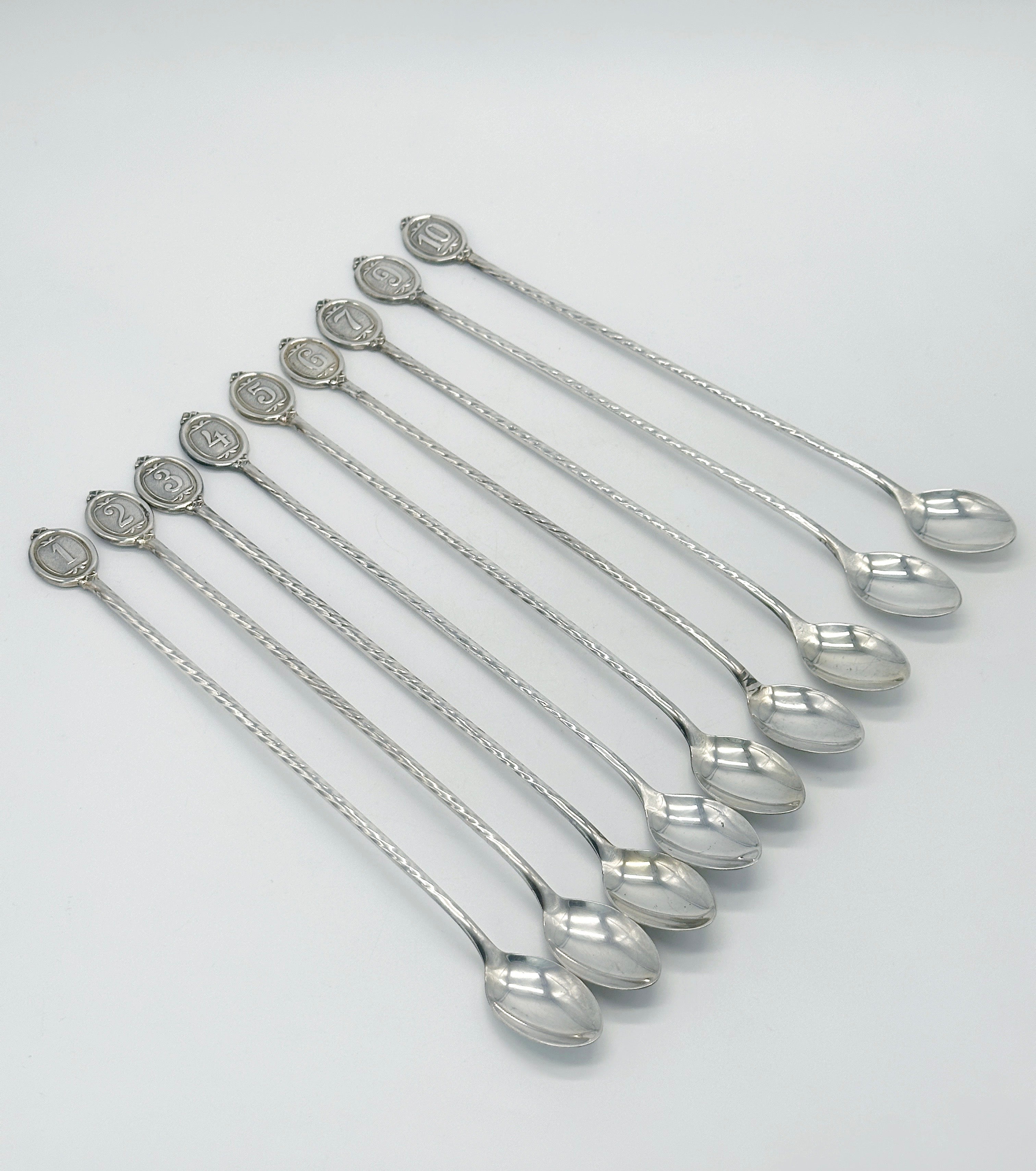 9 versilberte Cocktaillöffel mit individueller Nummerierung