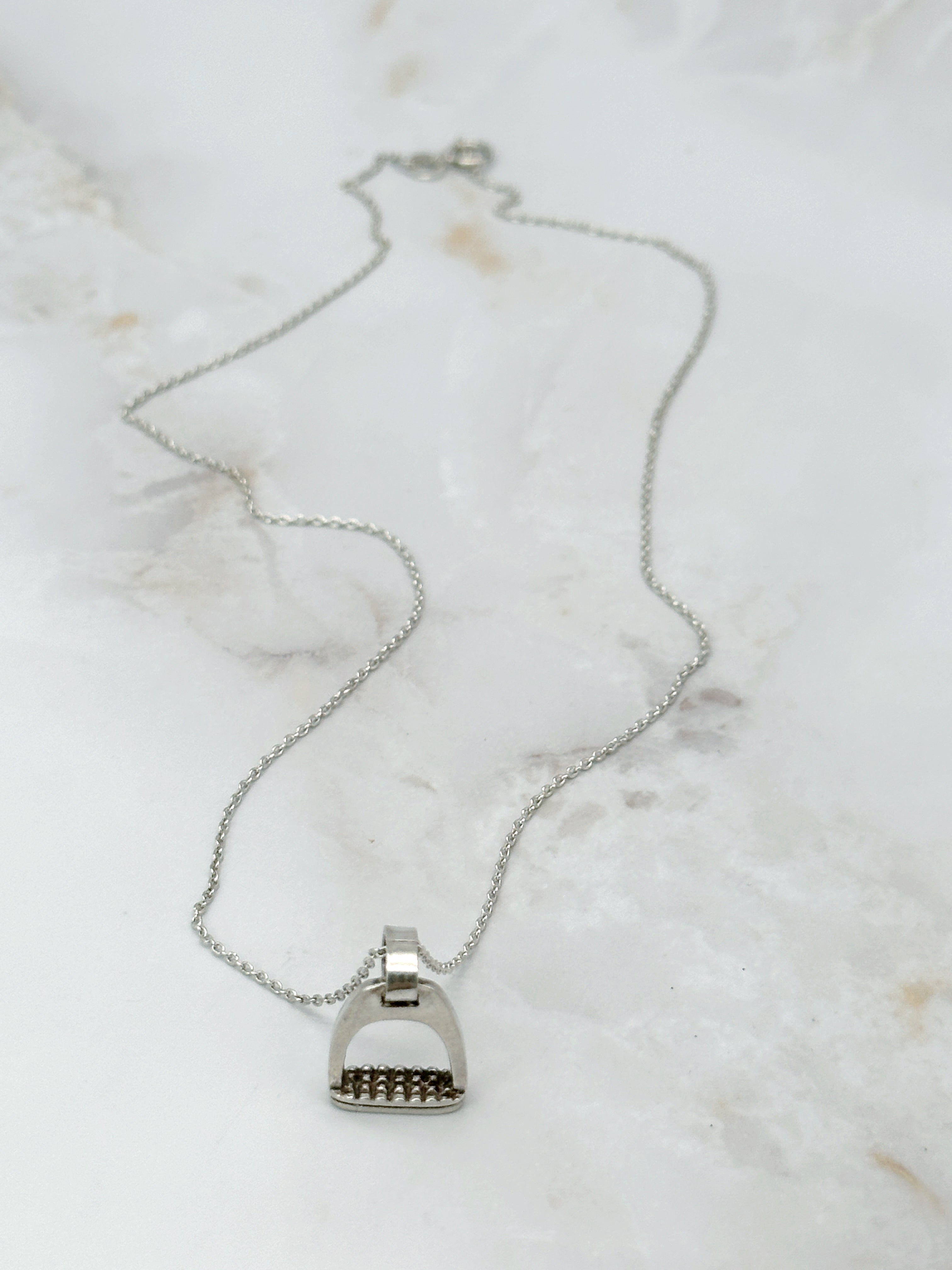 Elegante Silberkette mit Steigbügel-Anhänger