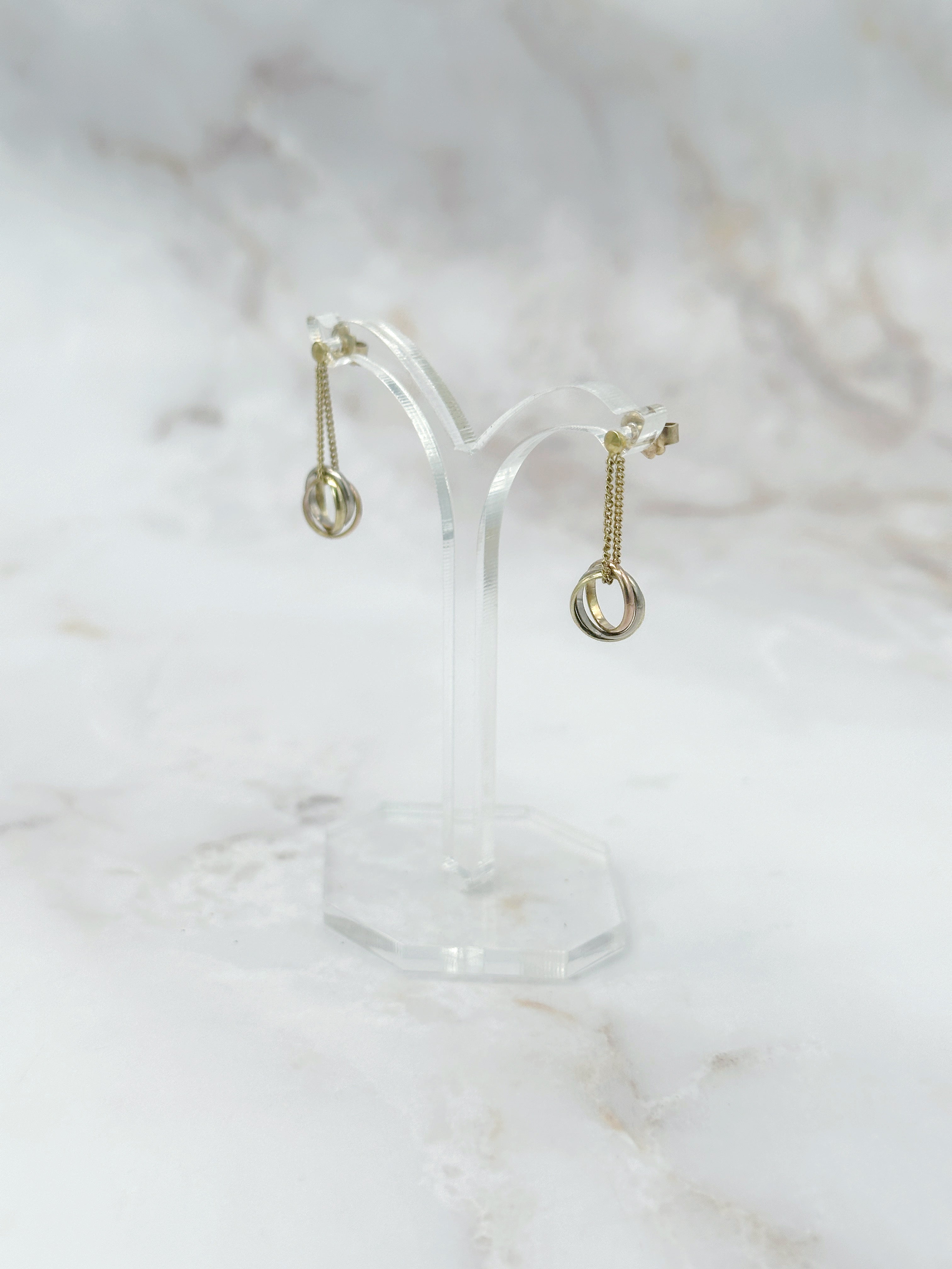 Vintage Ohrstecker mit feiner Kette und dreifarbigen Ringen