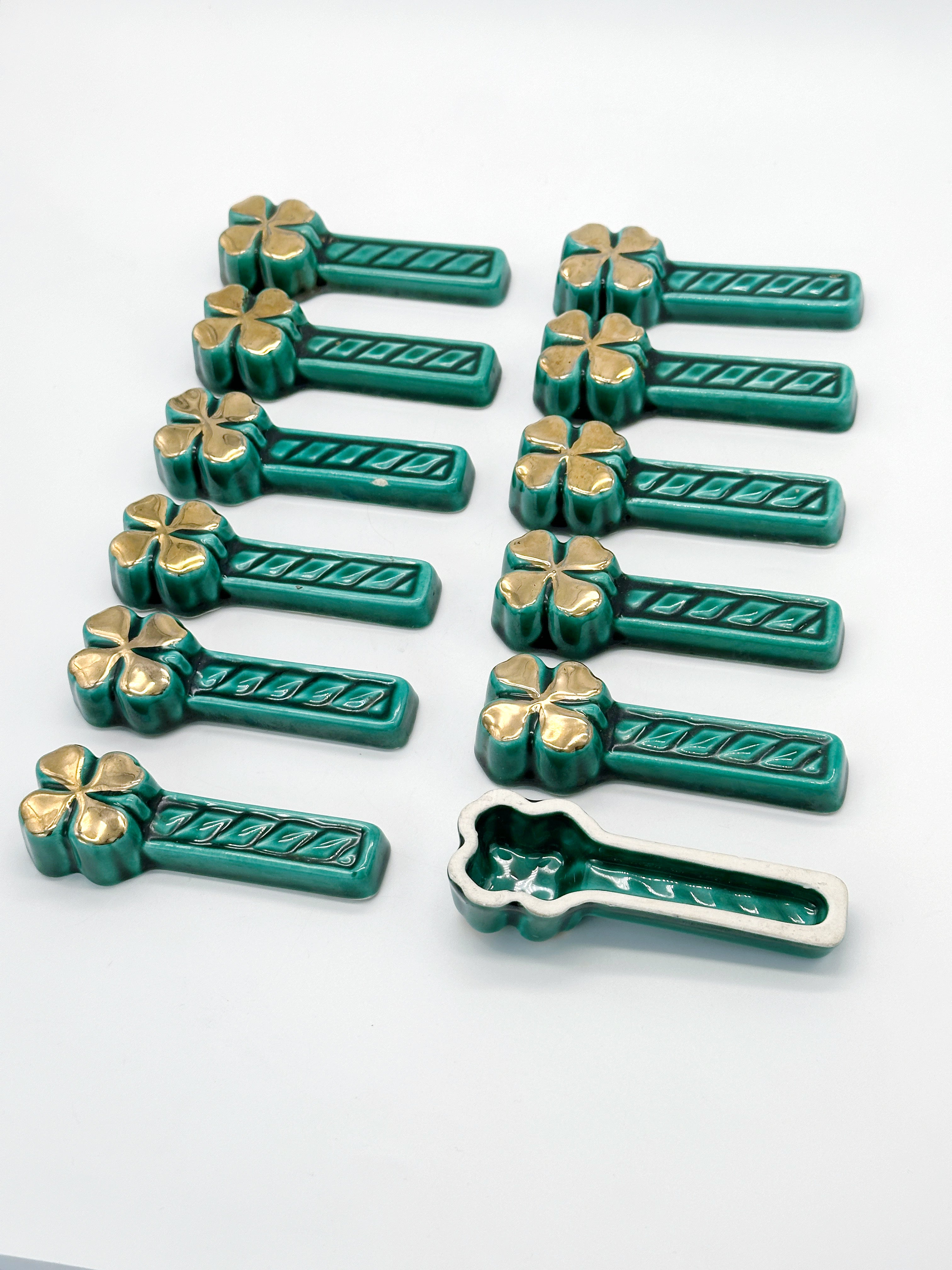 Französische Vintage Messerbänkchen Keramik Kleeblatt 12er Set