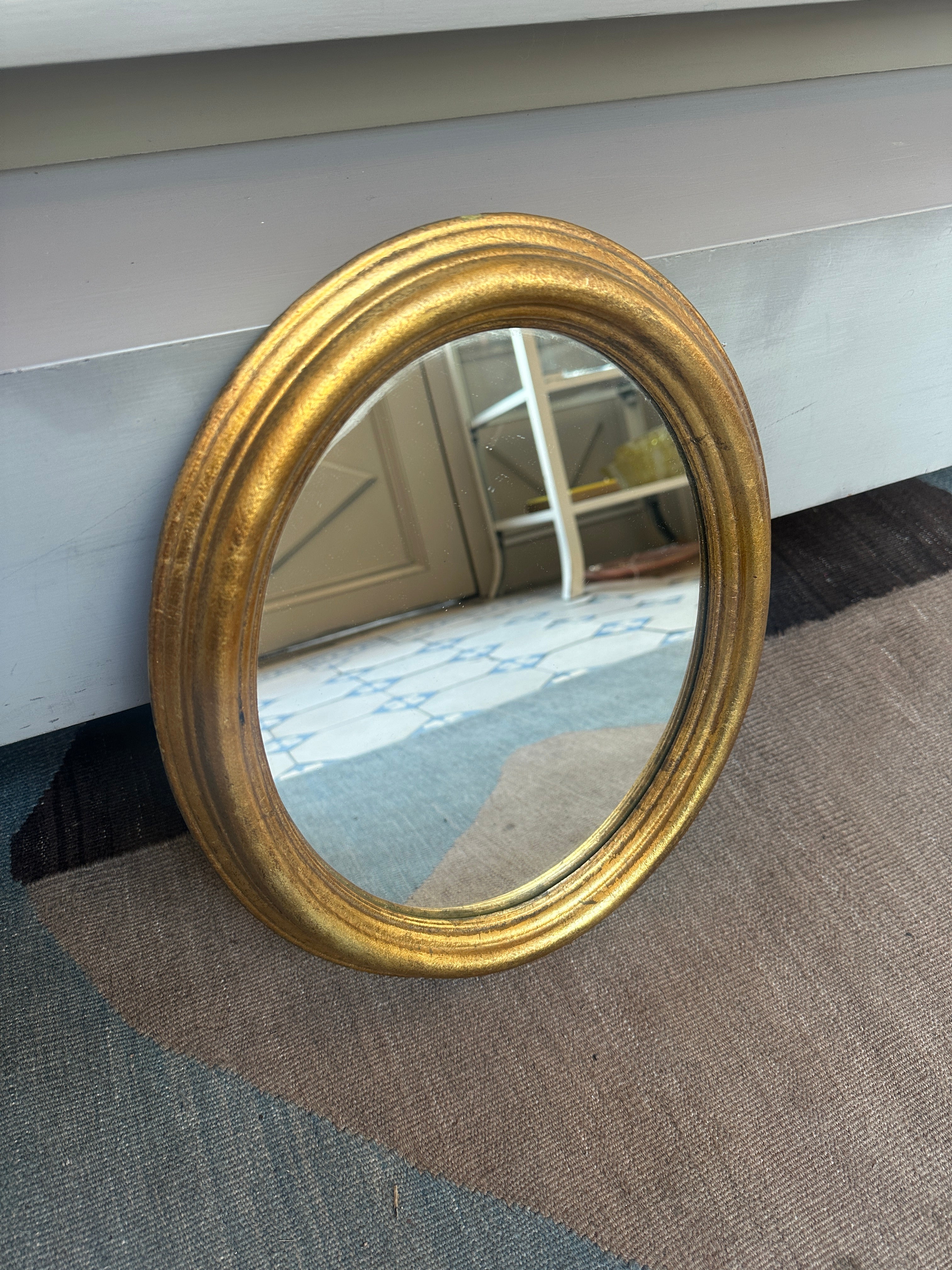 Ovaler Vintage Spiegel mit goldenem Rahmen