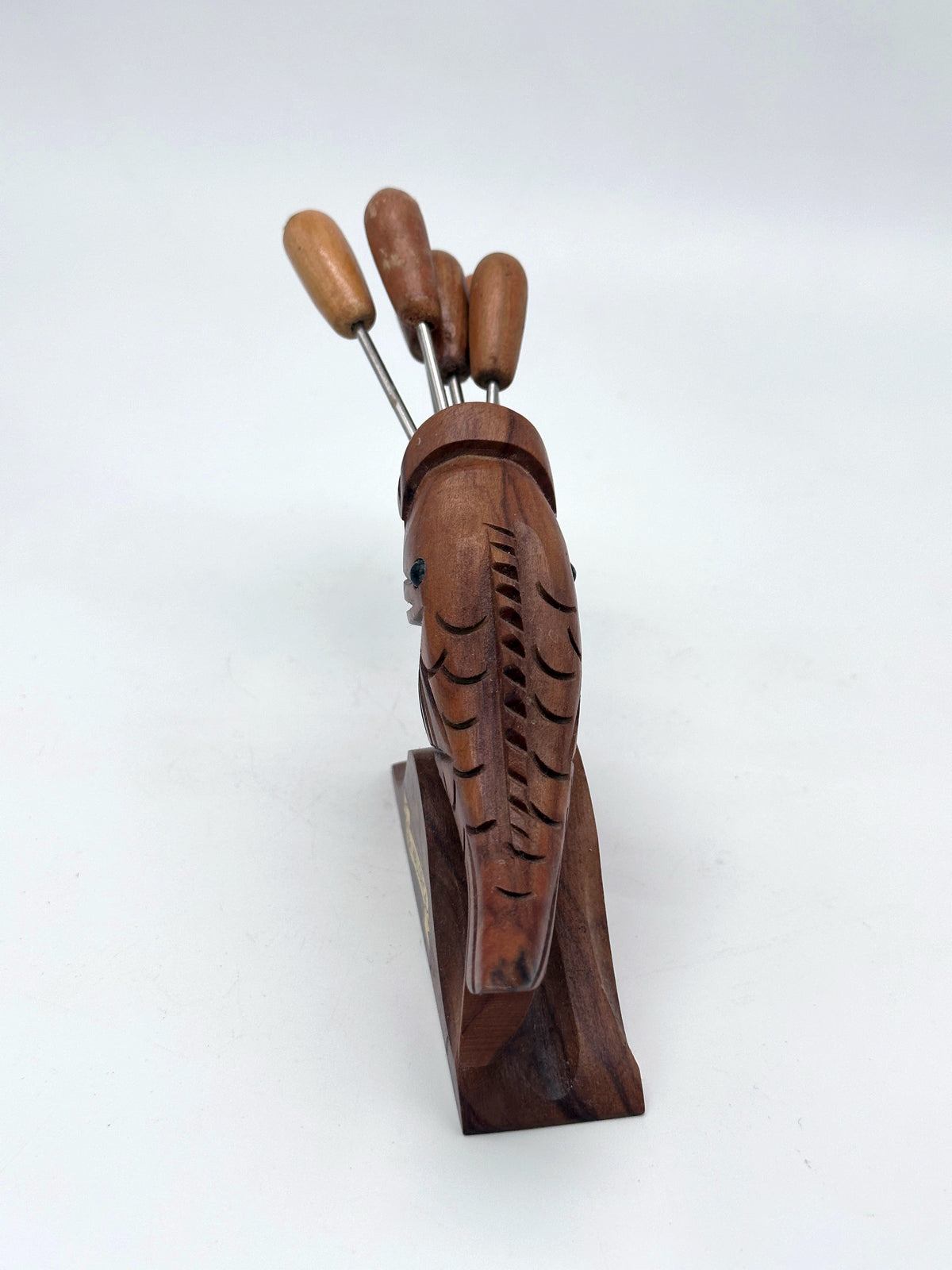 Vintage Aperitif-Spießchen in dekorativer Fischfigur aus Holz