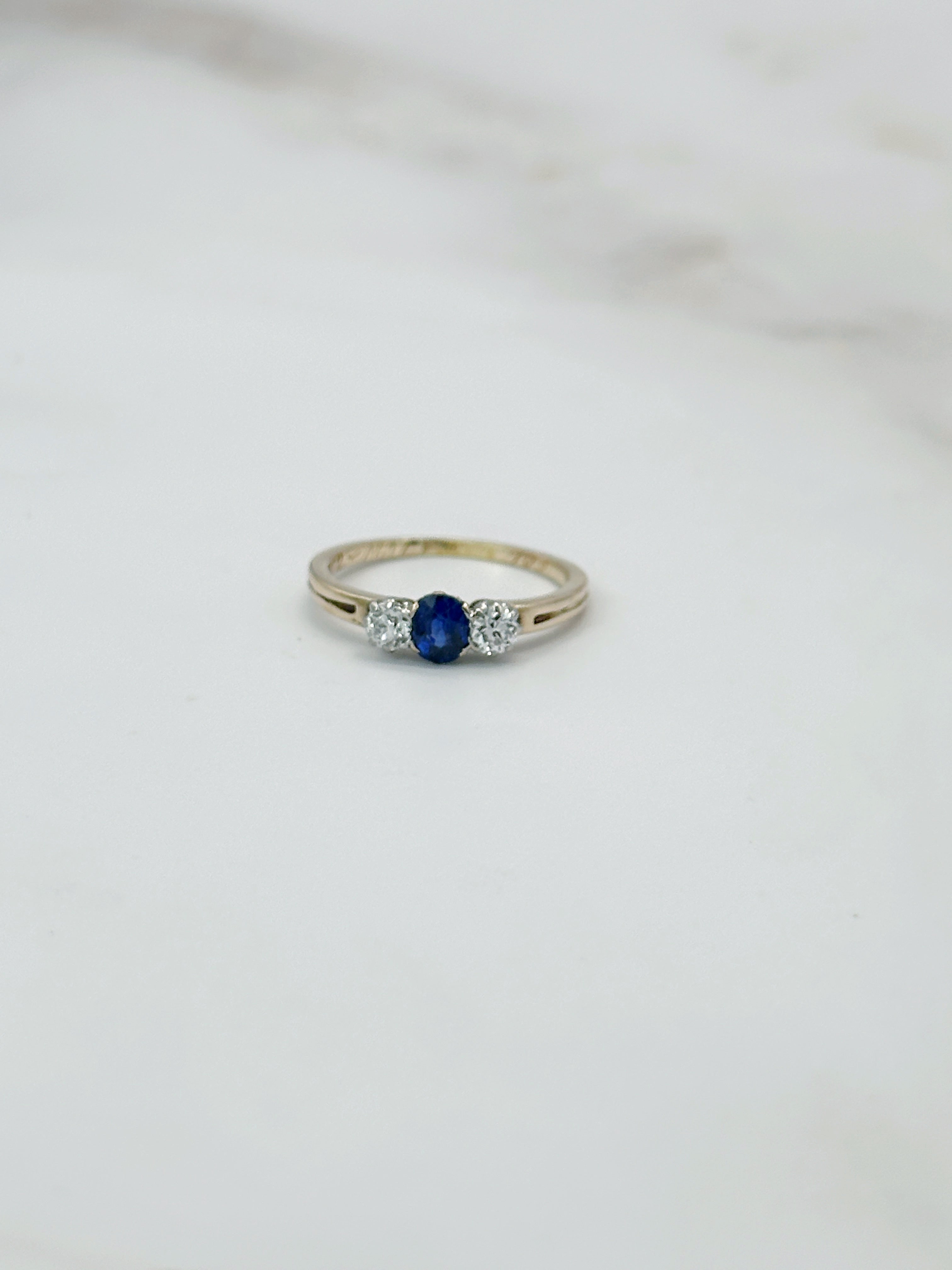 Eleganter Vintage Goldring mit Saphir und Altschliff-Diamanten