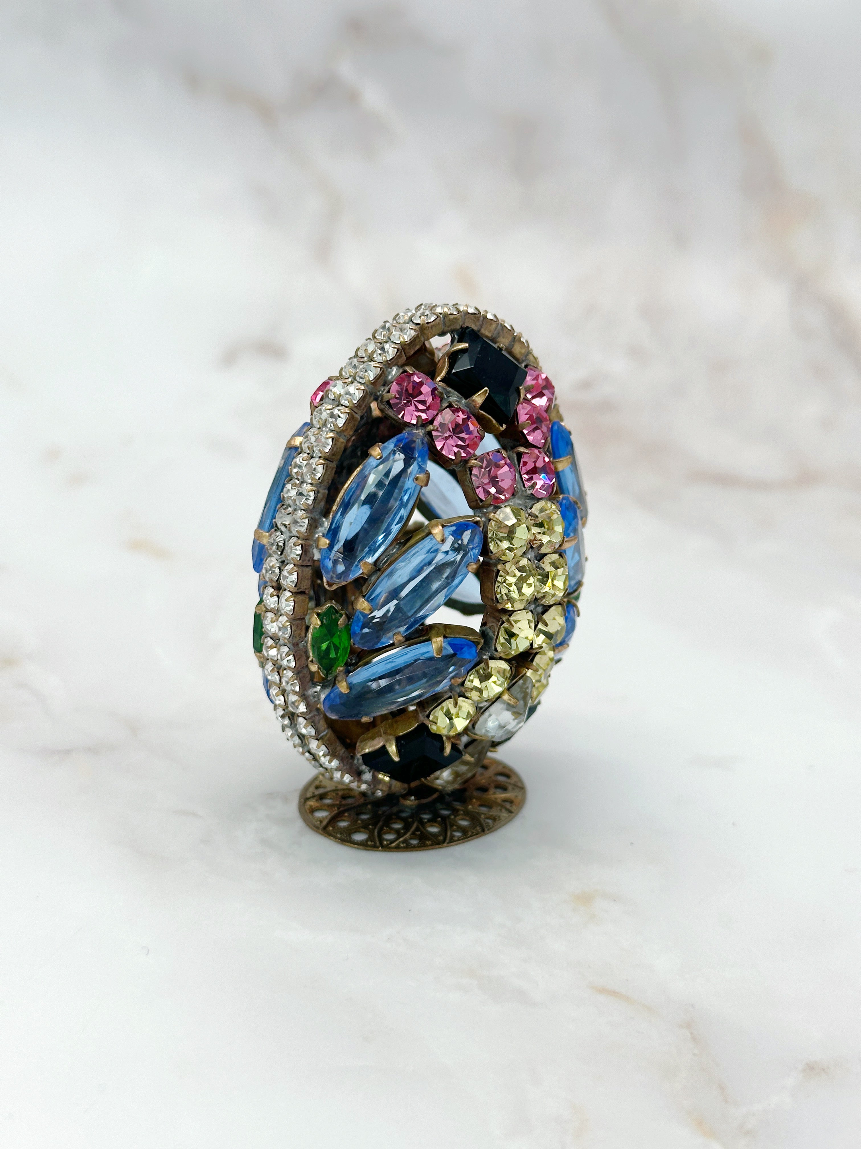 Seltenes rundum verziertes Gablonzer Osterei mit Standfuß