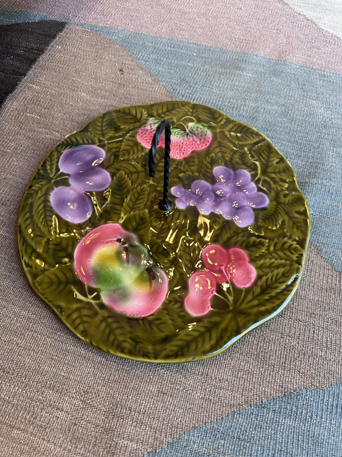 Vintage Käseplatte aus Keramik mit sommerlichem Früchtemotiv