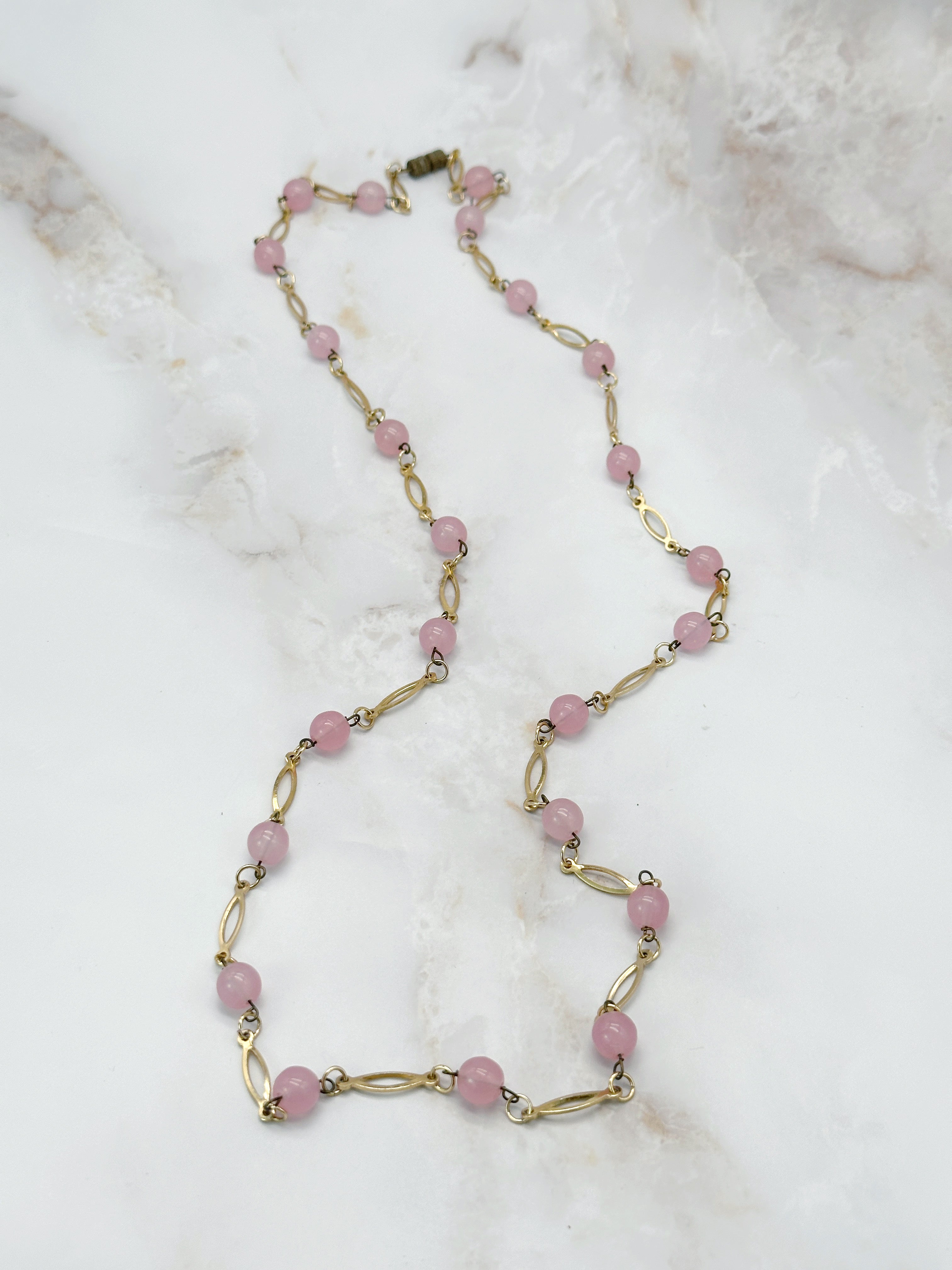 Lange 50er Jahre Halskette mit rosa Glasperlen