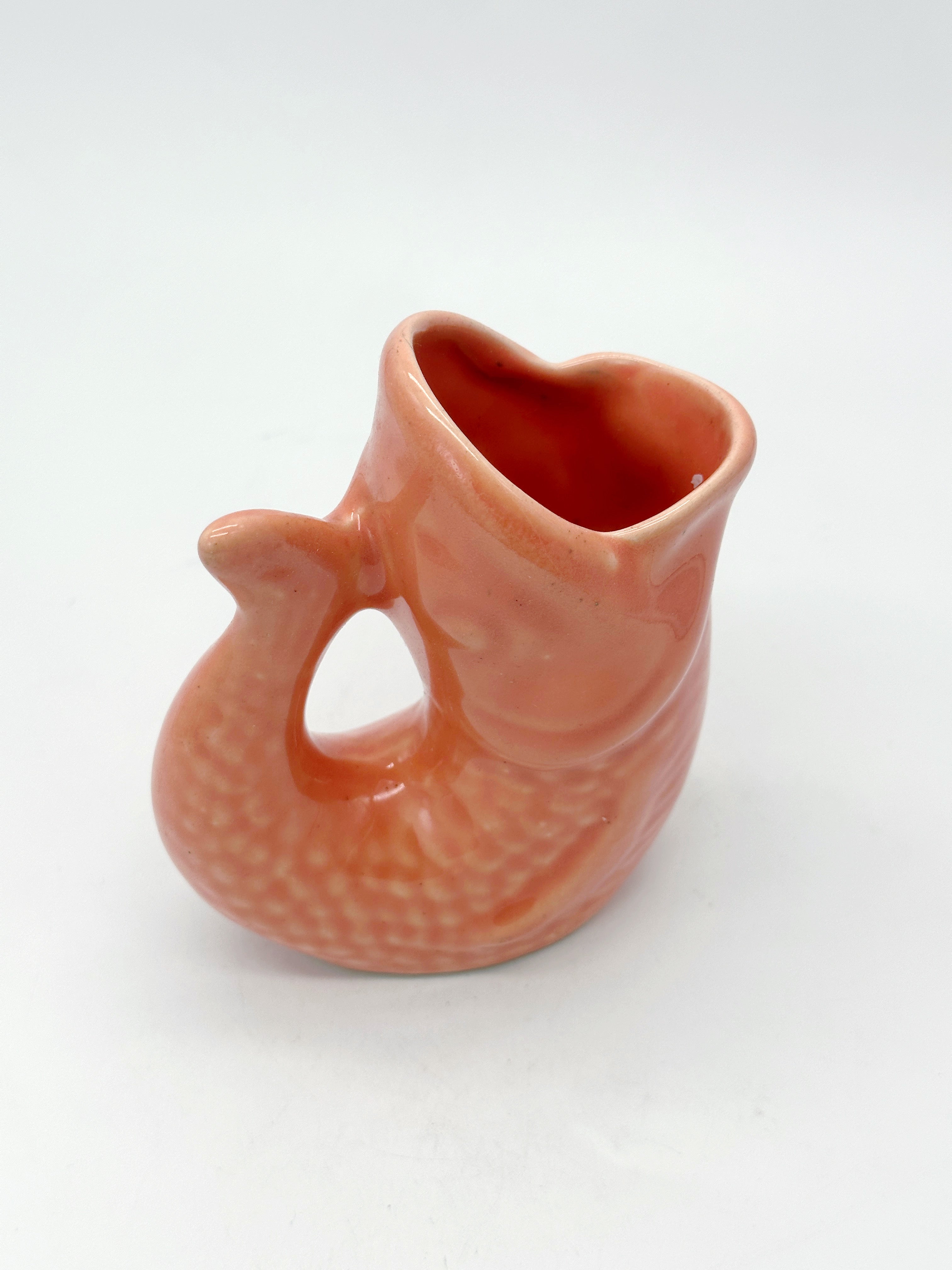 Korallenfarbene Keramikvase in Fischform