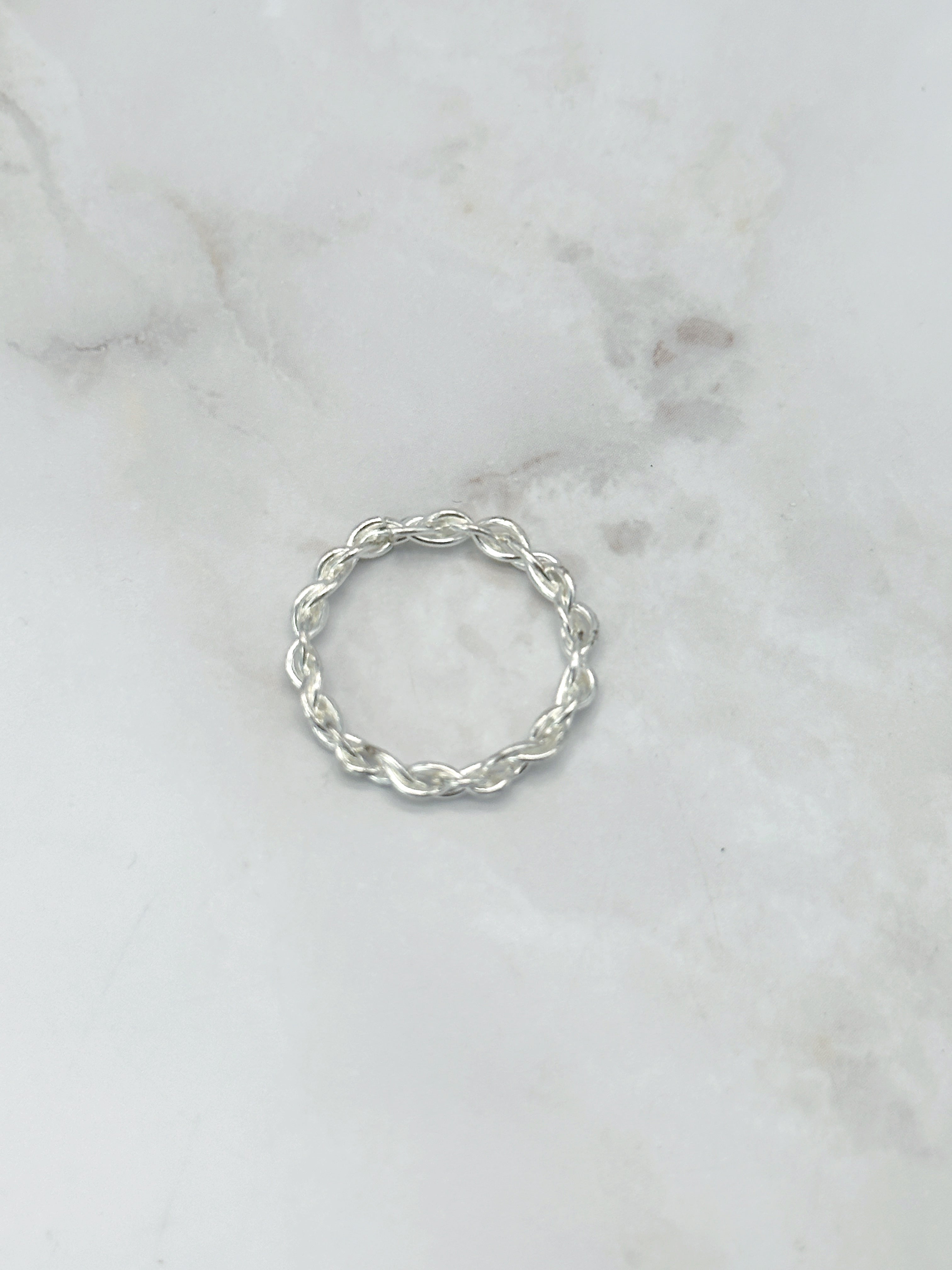 Vintage Ring aus rhodiniertem Metall mit gedrehter Form