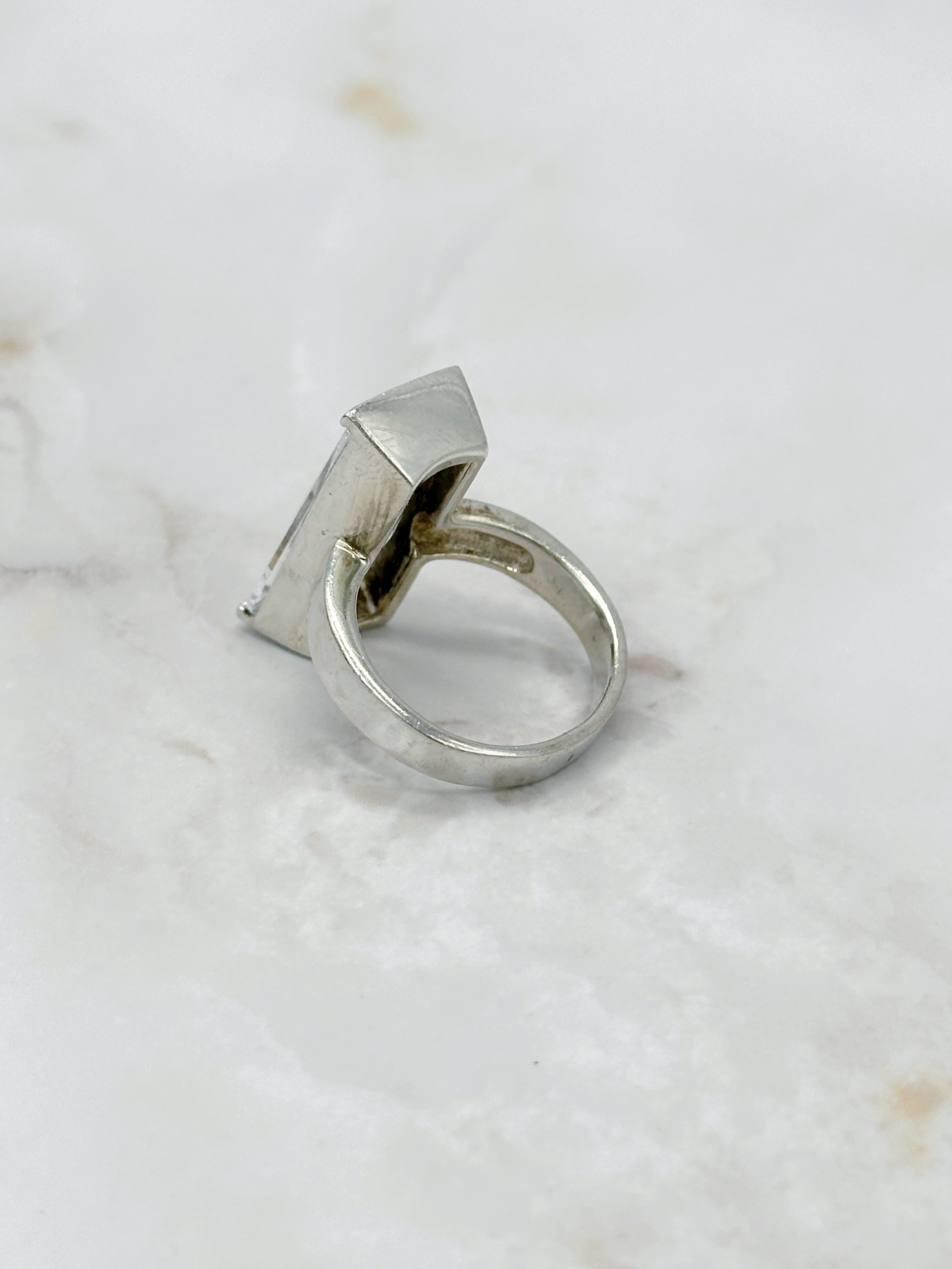 Vintage Ring mit großem, eckigem Cubic Zirkonia