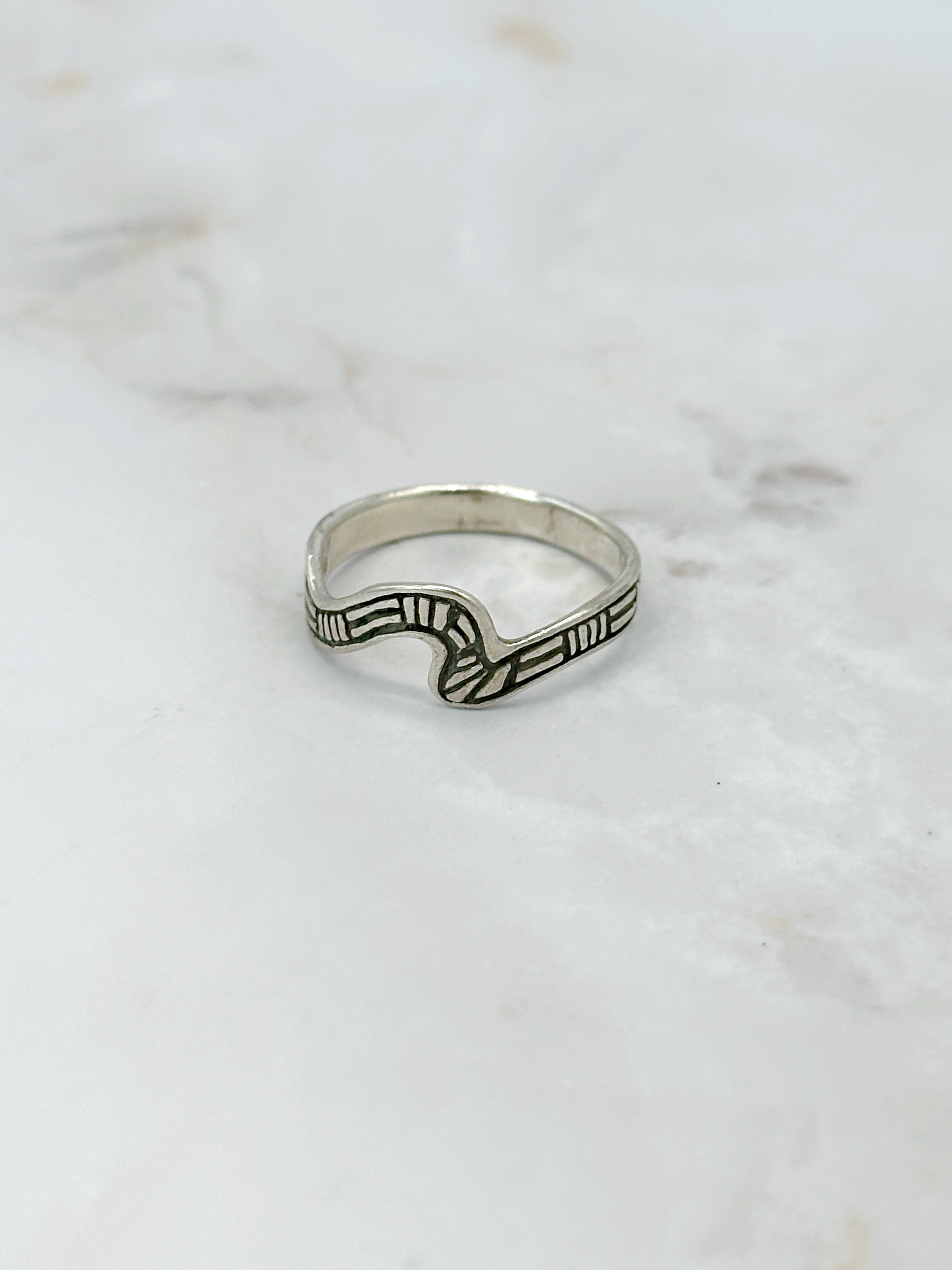 925 silver ring with artistic wave design