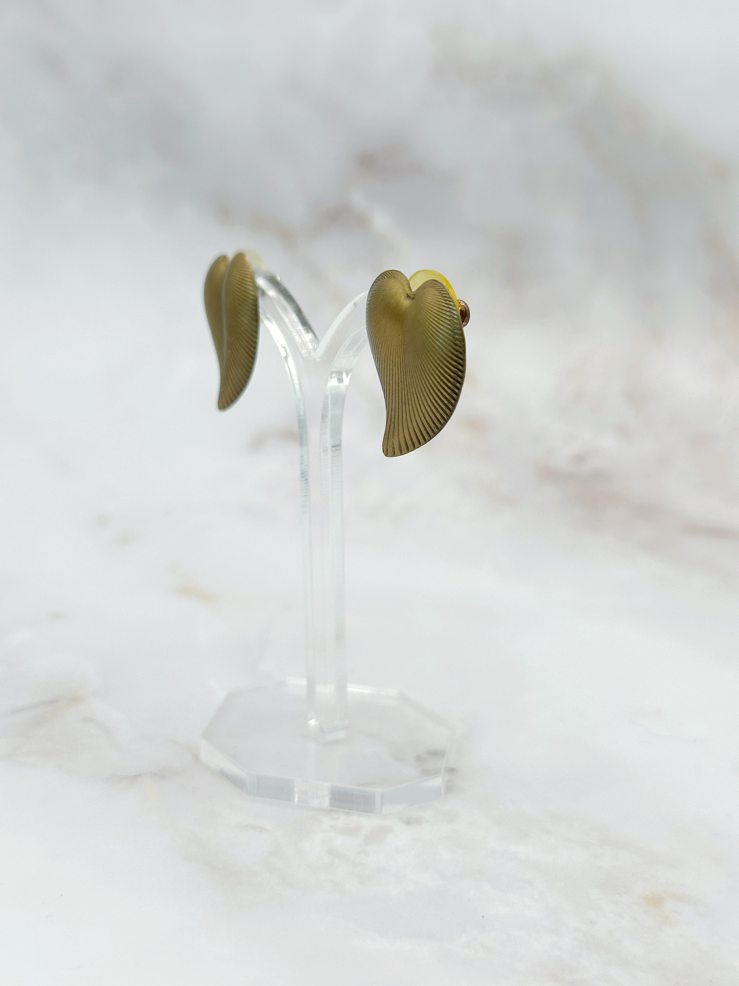 Vintage Herz-Ohrstecker mit gerippter Oberfläche