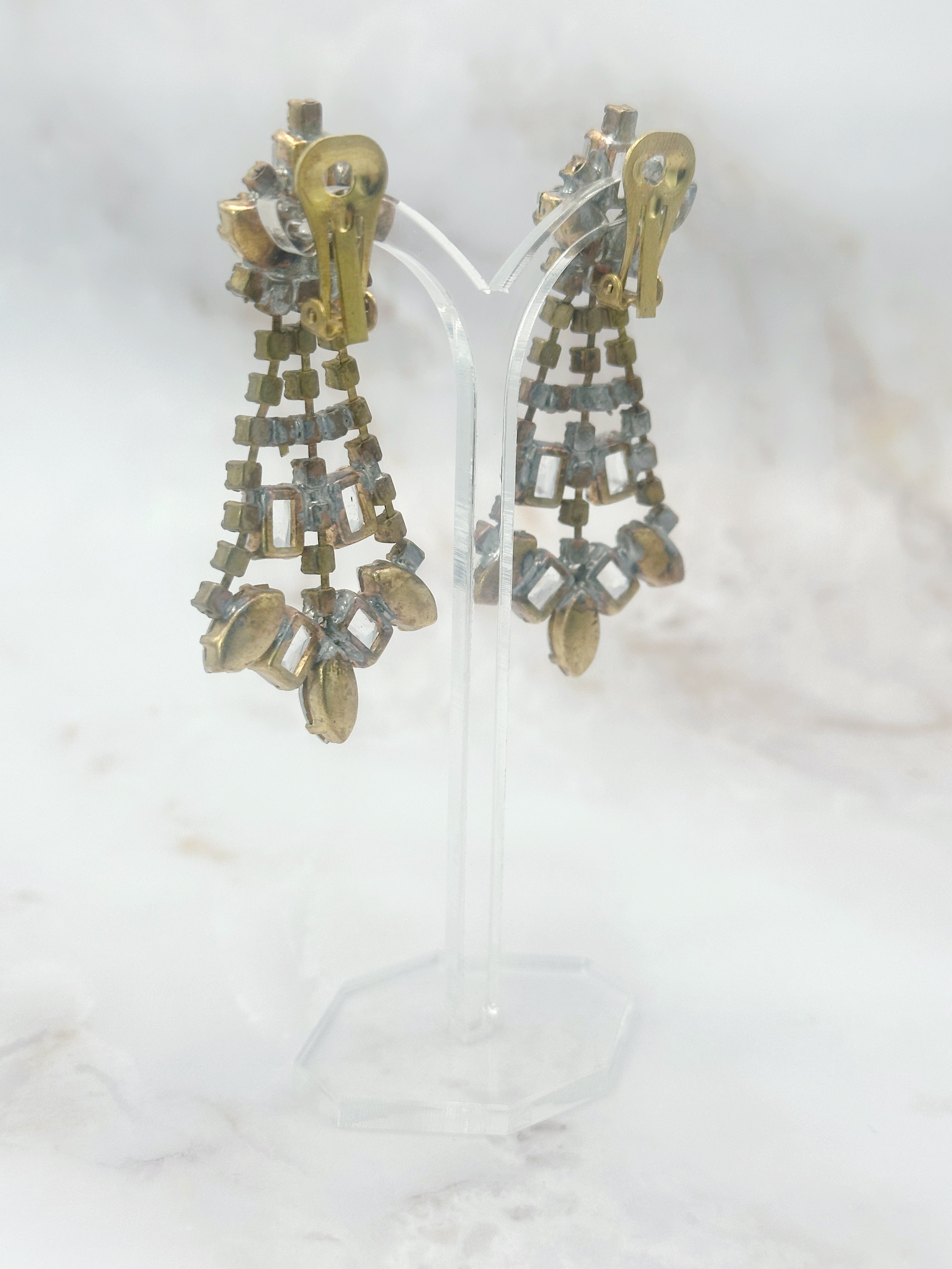 Imposante Vintage Chandelier Ohrclips aus Gablonz mit klarem Strass in Trapezform