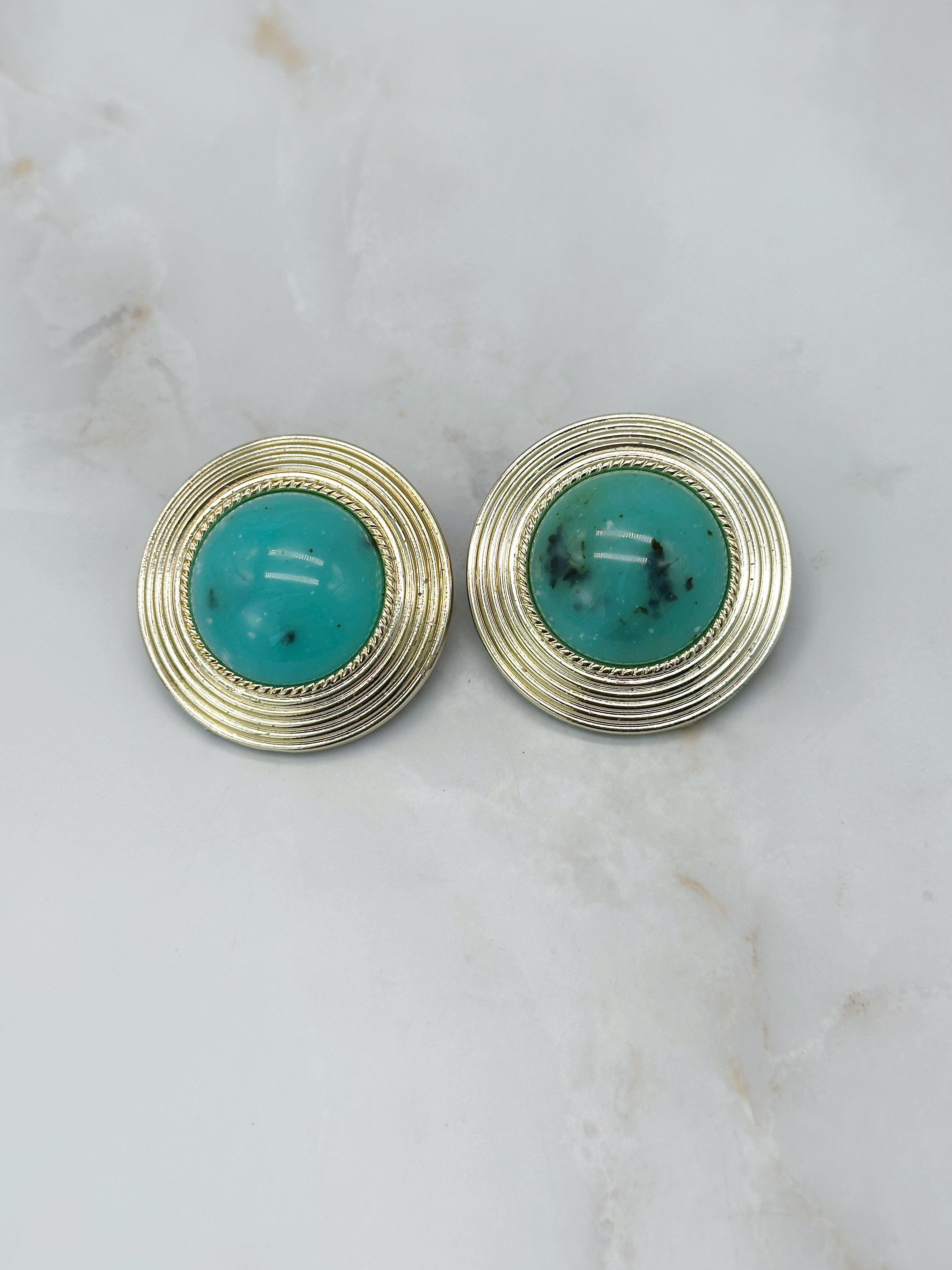 Statement Ohrclips mit türkisfarbenen Cabochons und gerilltem Metall