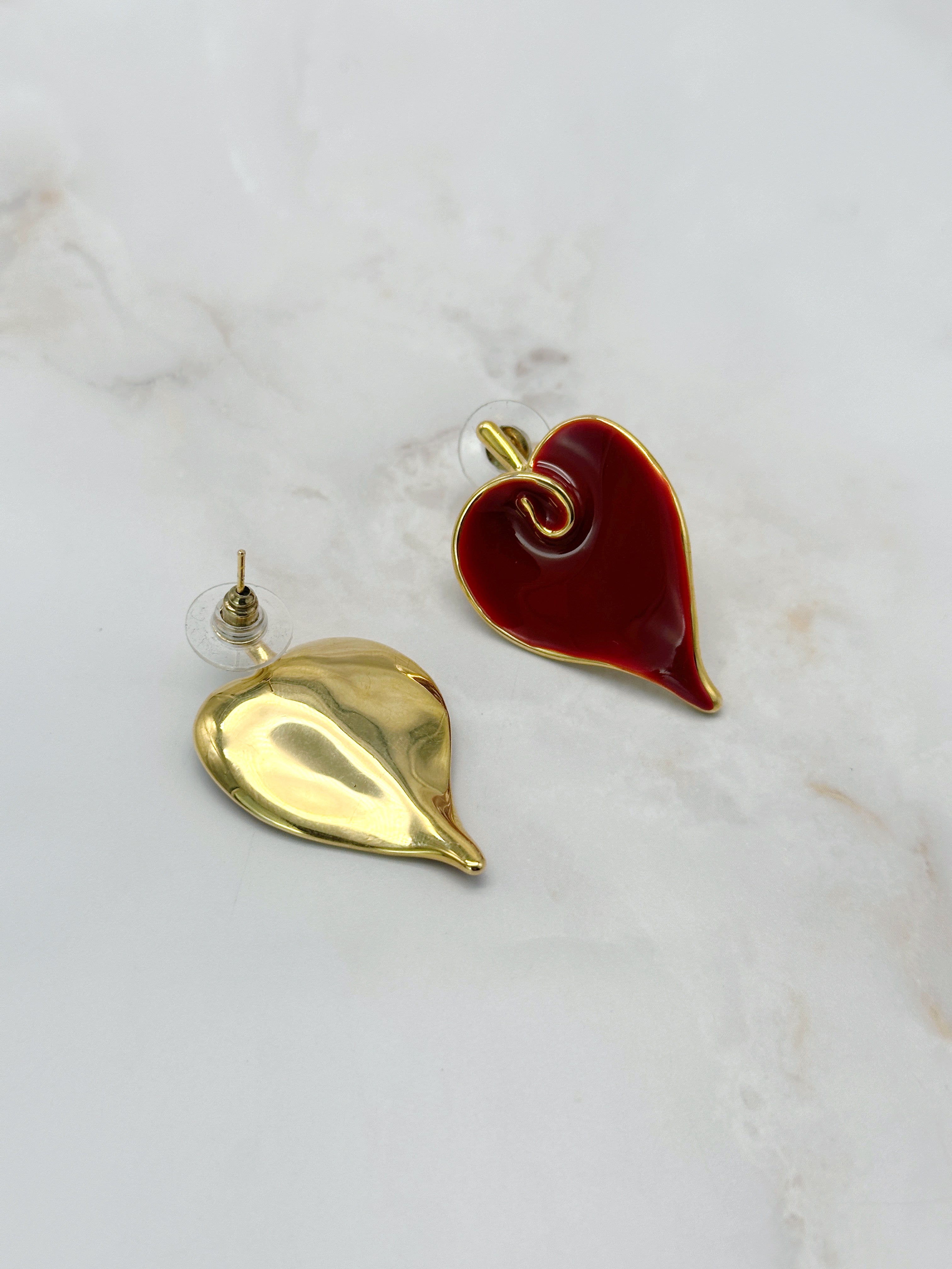Vergoldete Vintage Herz-Ohrhänger mit roter Kaltemaille