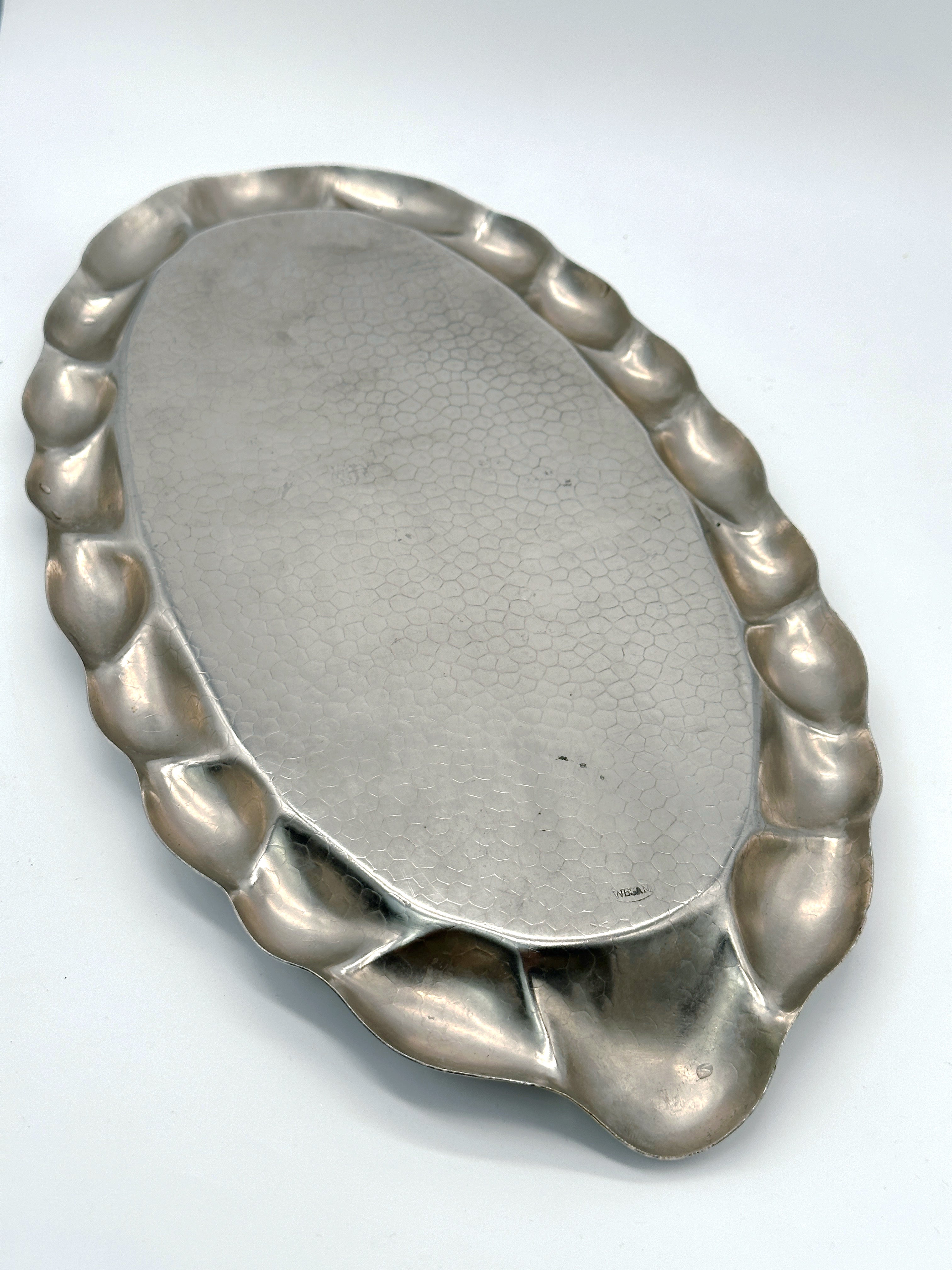 Versilbertes Tablett mit Hammerschlagmotiv