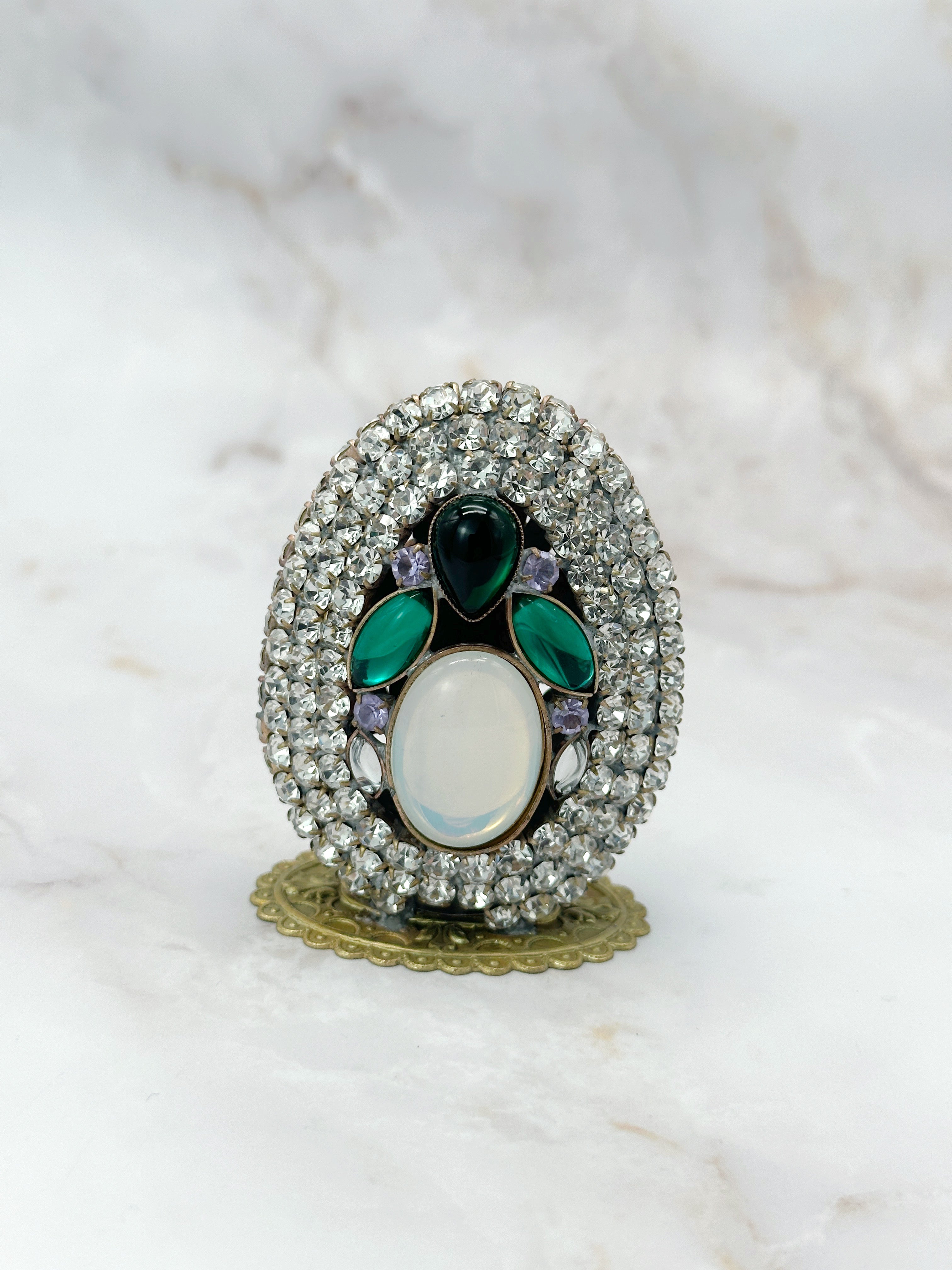 Seltenes rundum verziertes Gablonzer Osterei mit Standfuß