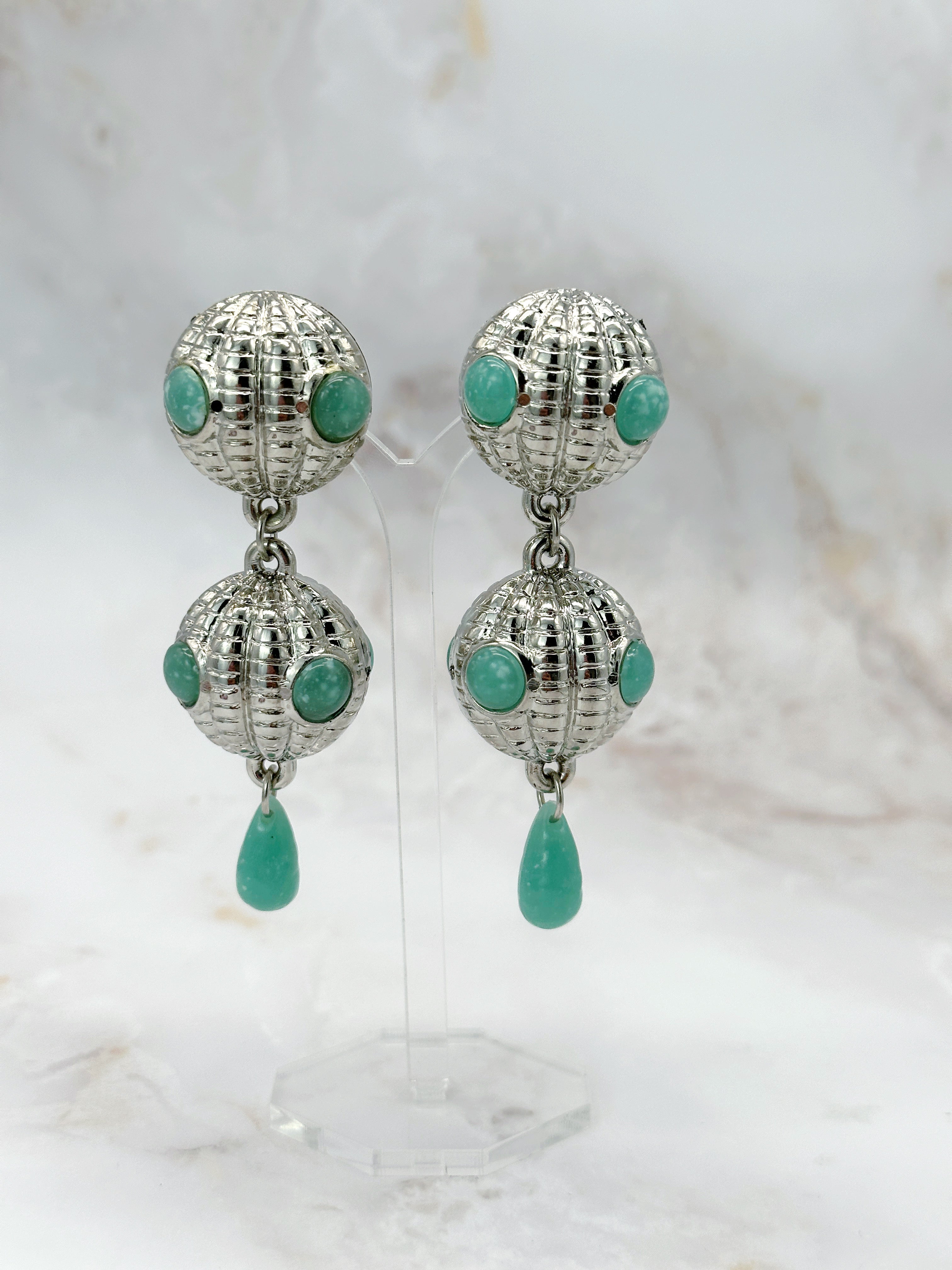 Statement Ohrclips aus silberfarbenem Metall mit grünen Cabochons