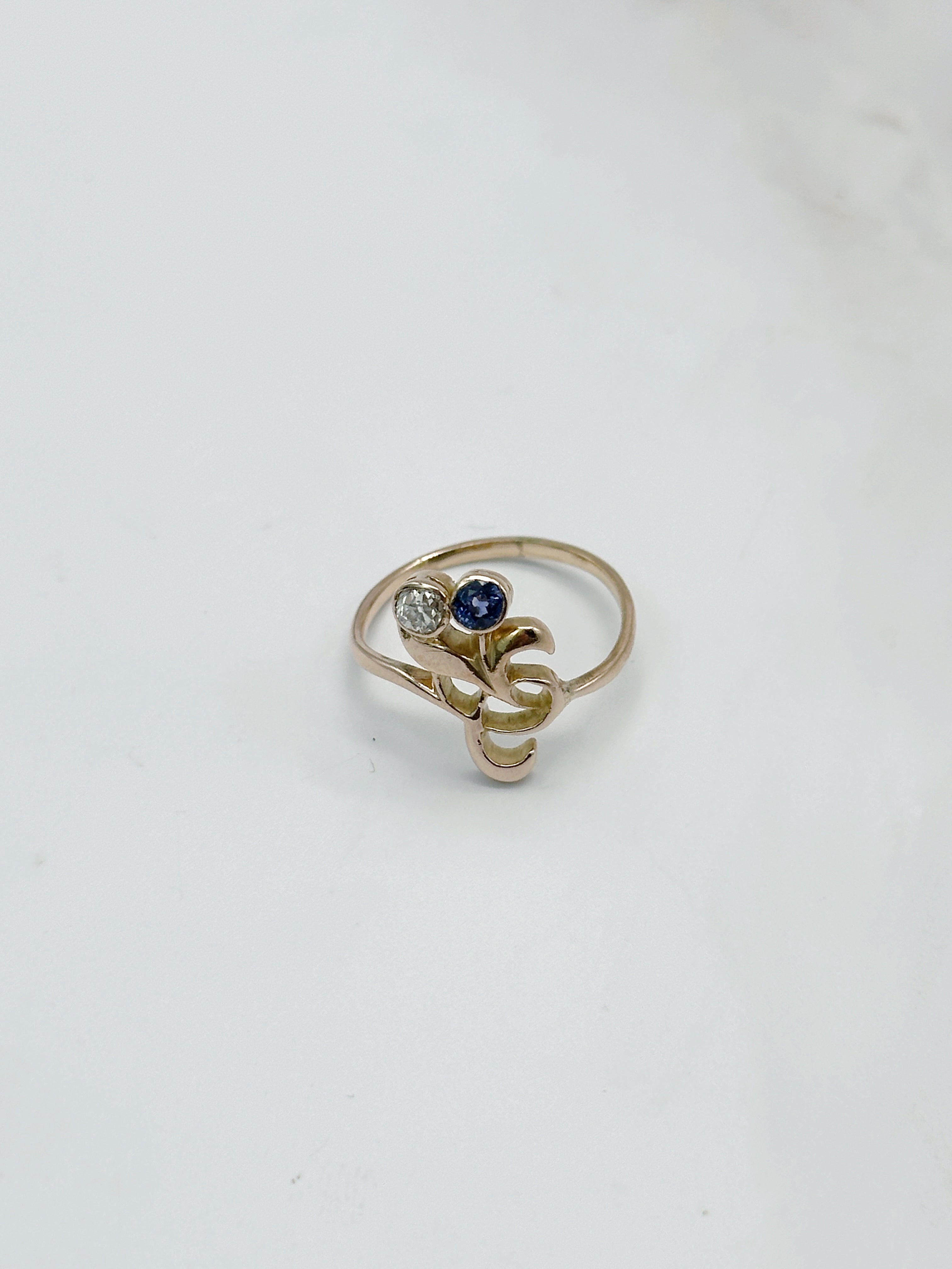 Romantischer Ring in 585 Rotgold mit Diamant und Saphir