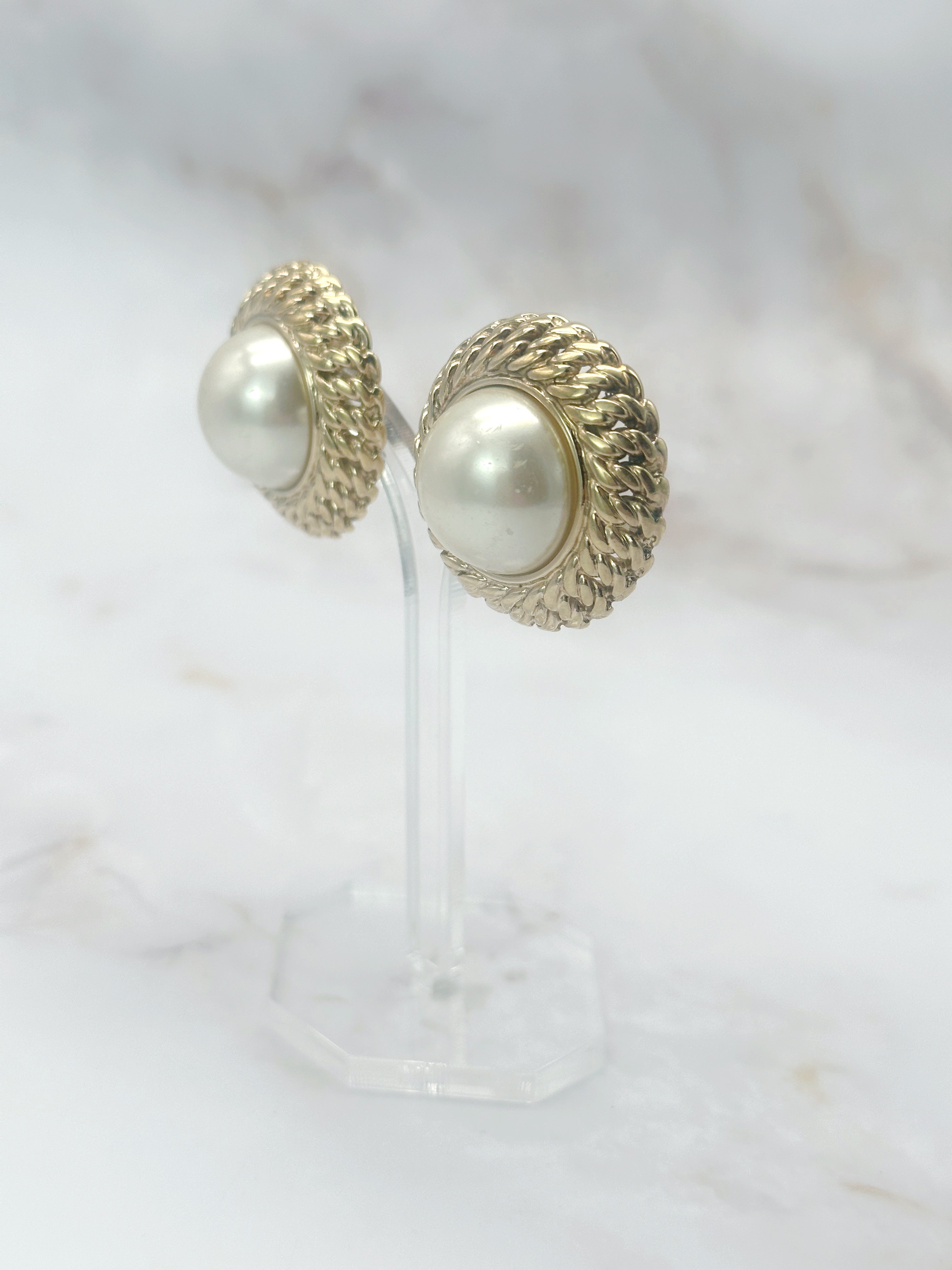 Signierte Vintage Ohrclips von Pierre Lang im Chanel-Stil mit Kunstperle