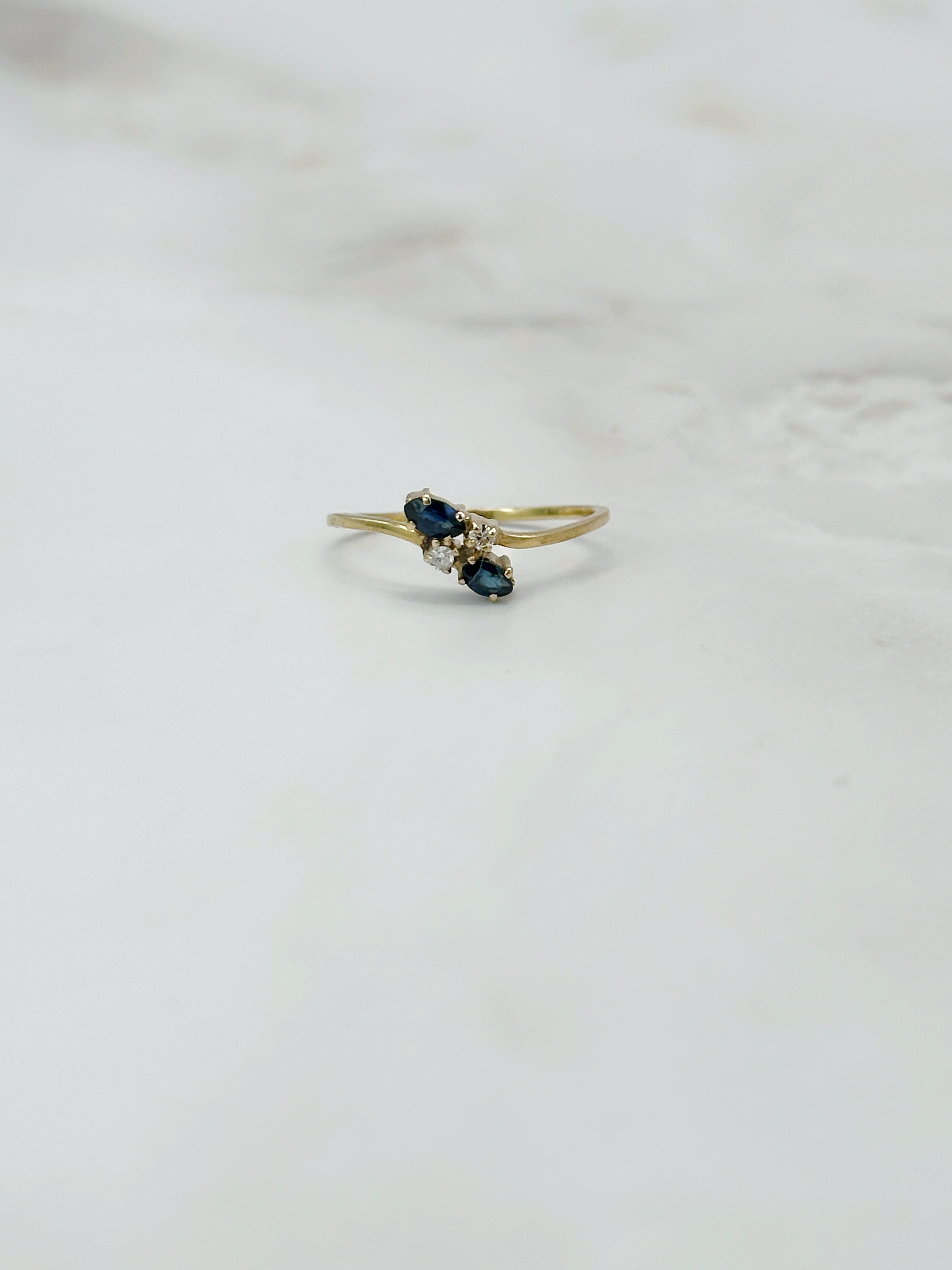 Filigraner Vintage Ring in 750 Gold mit Navette-Saphiren und Diamanten