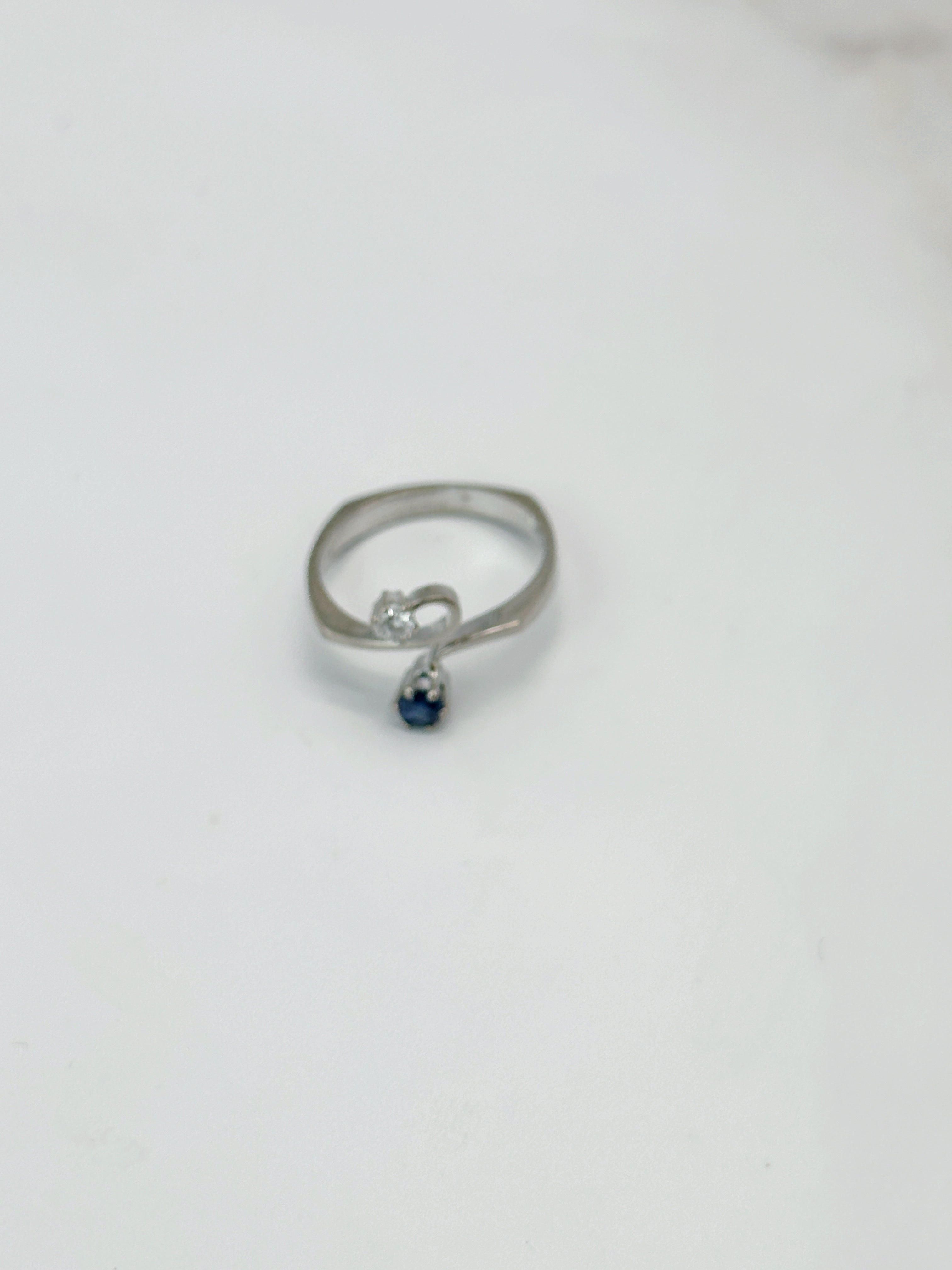 Eleganter Ring in 750 Weißgold mit Diamant und Saphir