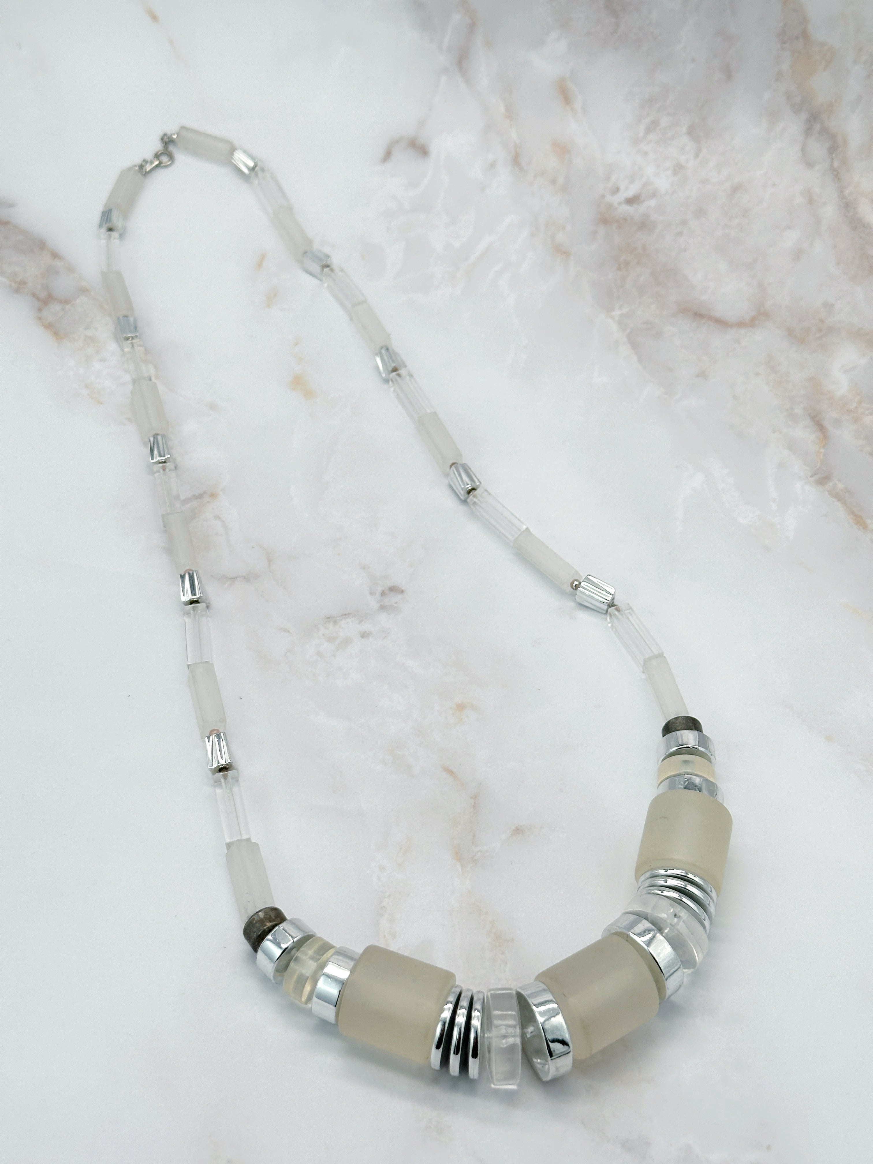 Lange Halskette mit Glaselementen in Lila oder Transparent