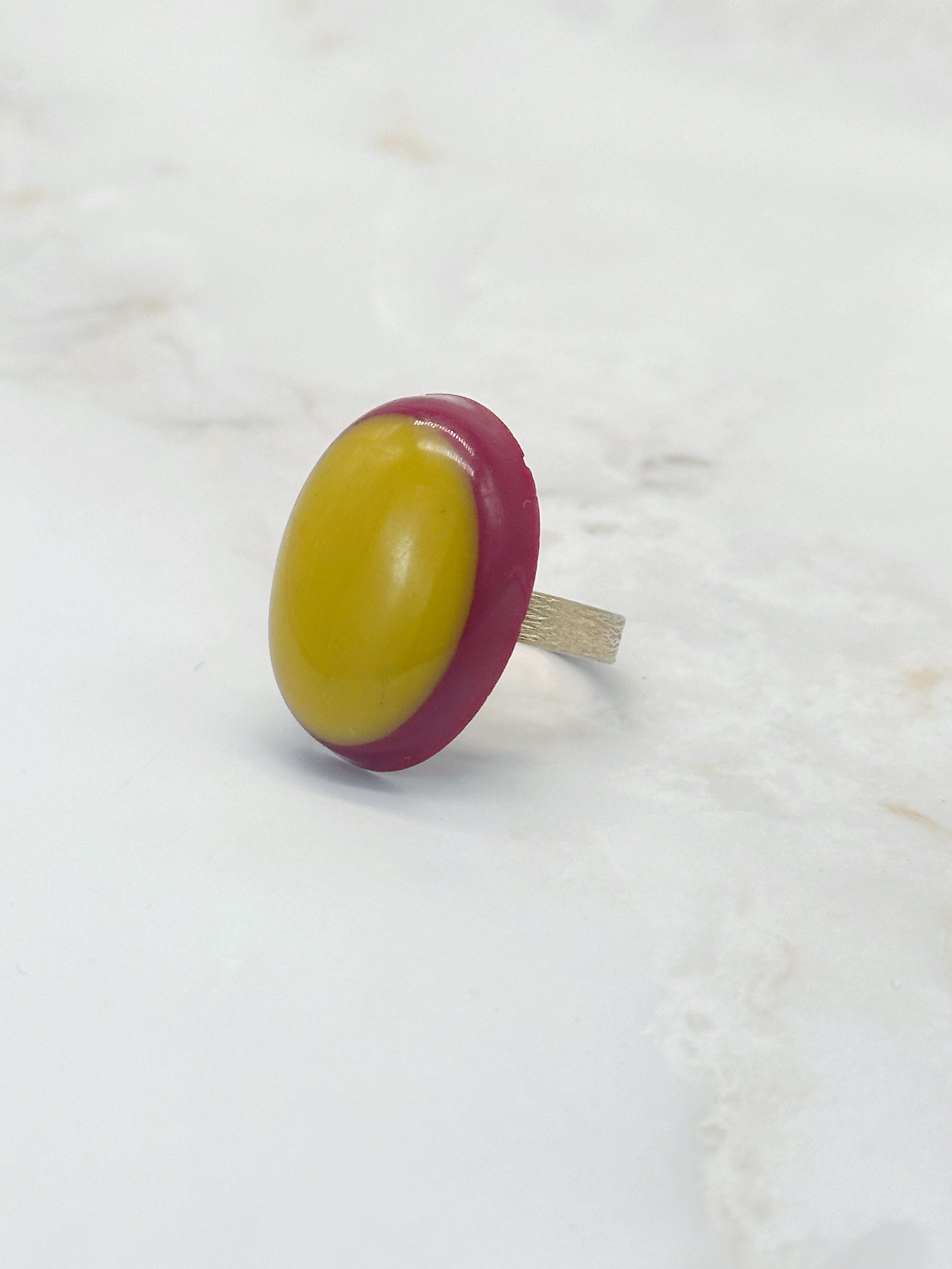 Großer 70er Jahre Ring aus Resin in Fuchsia & Gelb