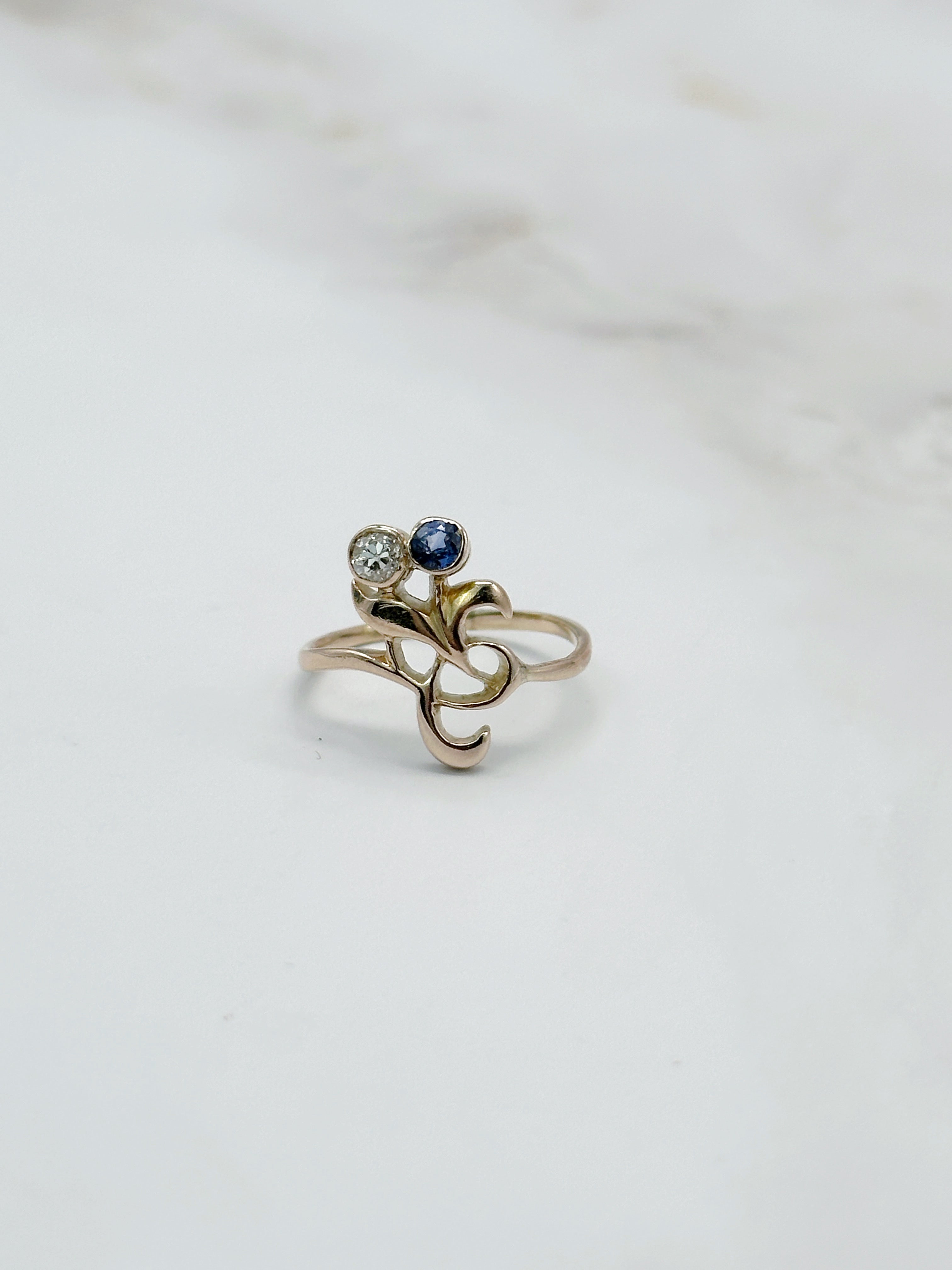 Romantischer Ring in 585 Rotgold mit Diamant und Saphir