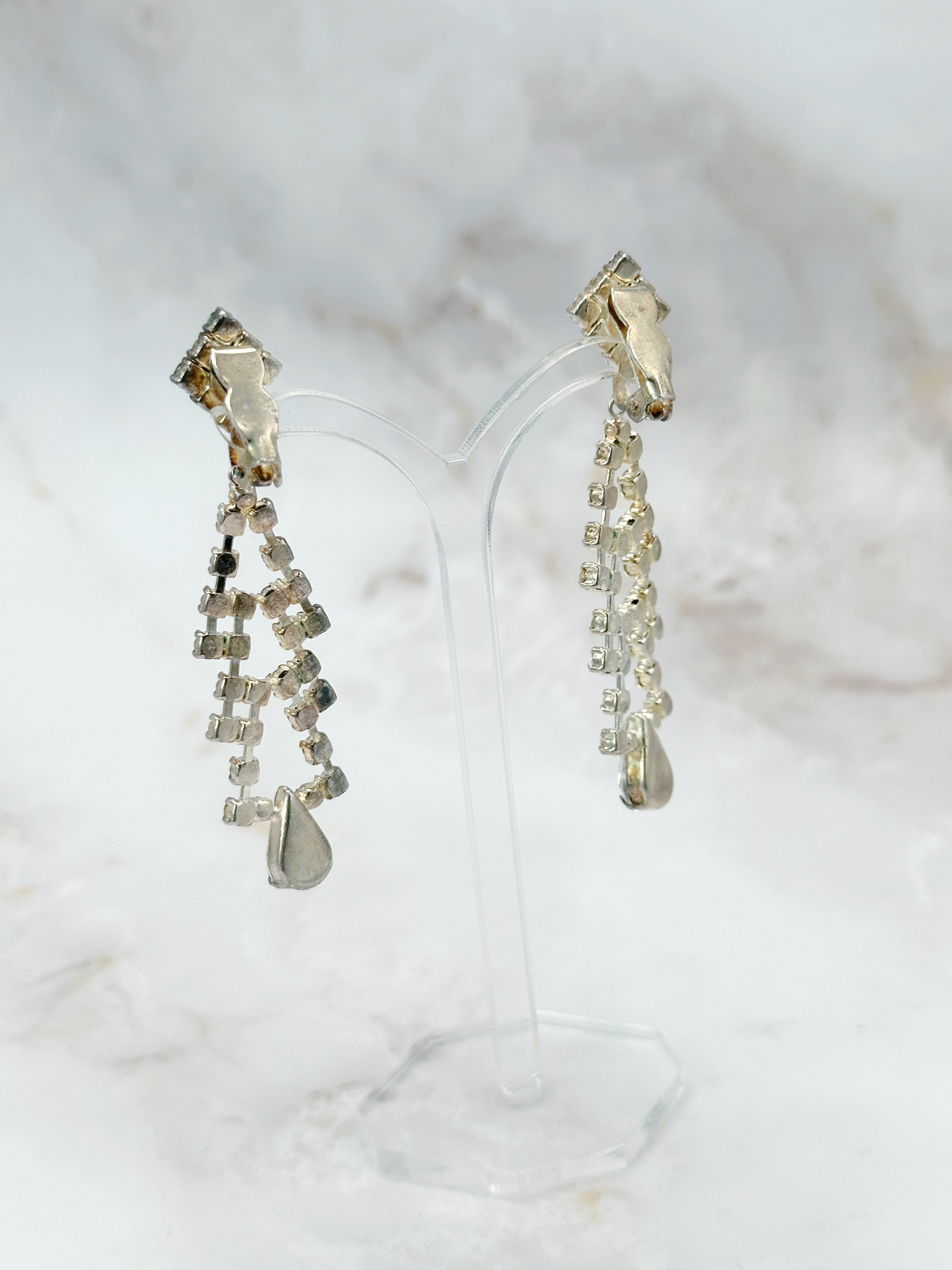 Lange Strass Ohrclips in Zickzackform mit Tropfenstein