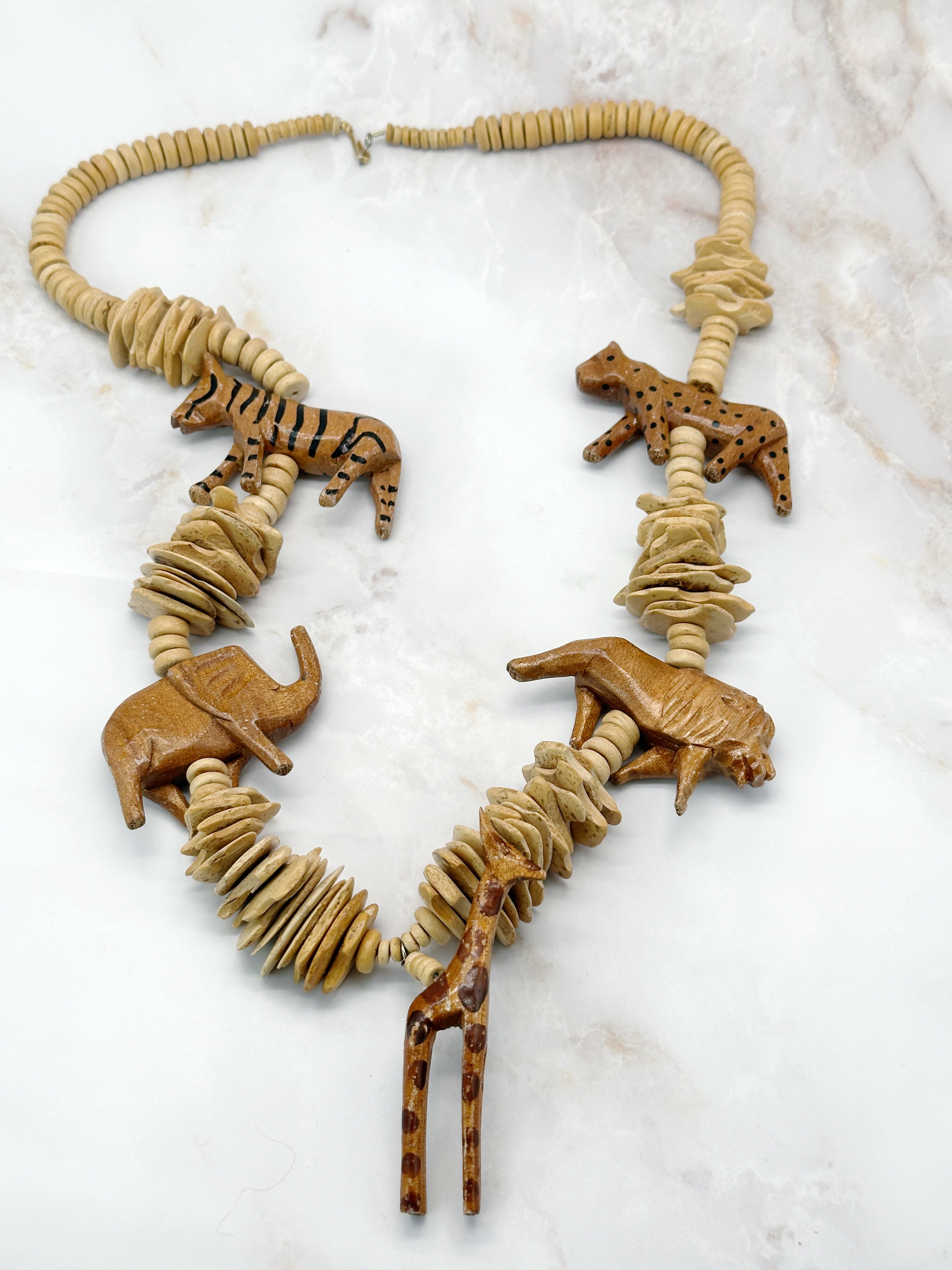 Vintage Holz-Halskette mit afrikanischen Tiermotiven im Safari-Look