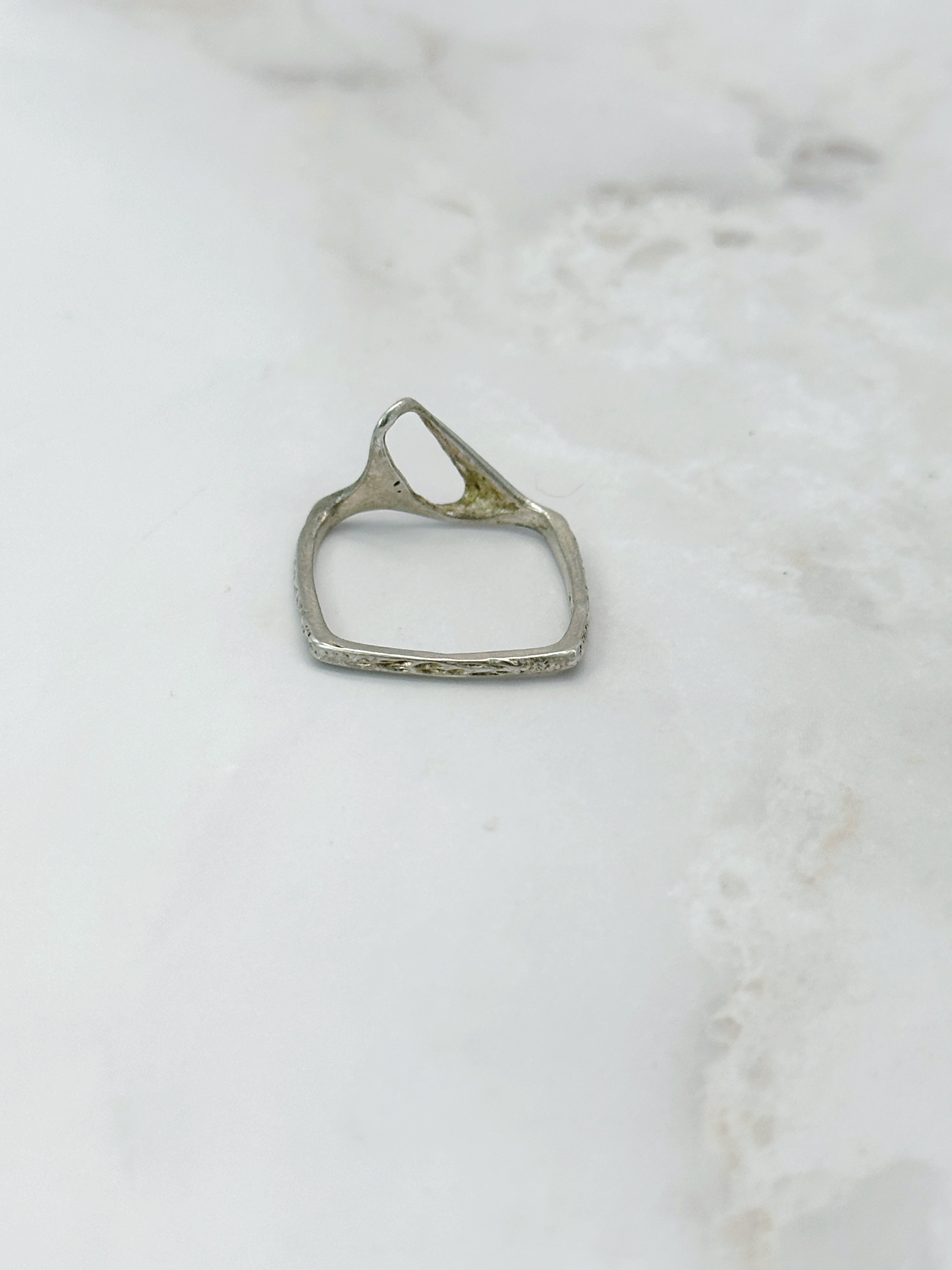 Minimalistischer Ring aus 800 Silber in eckiger Form