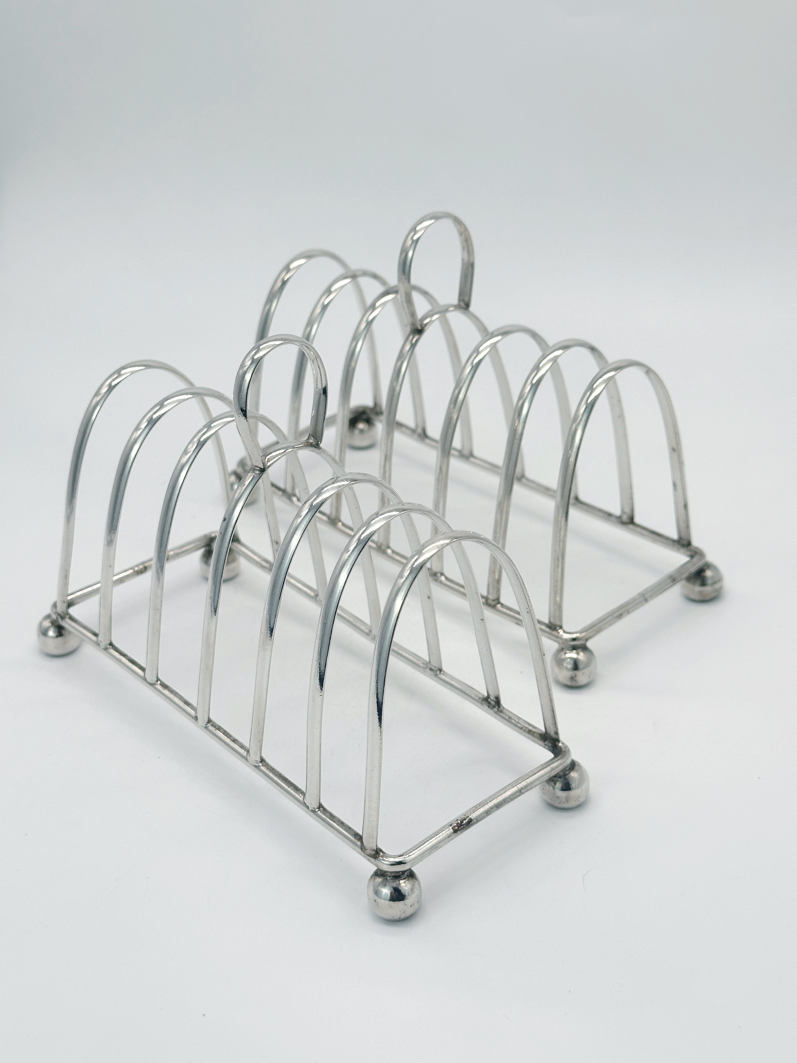 Seltenes Set aus zwei versilberten Toastständern England um 1930