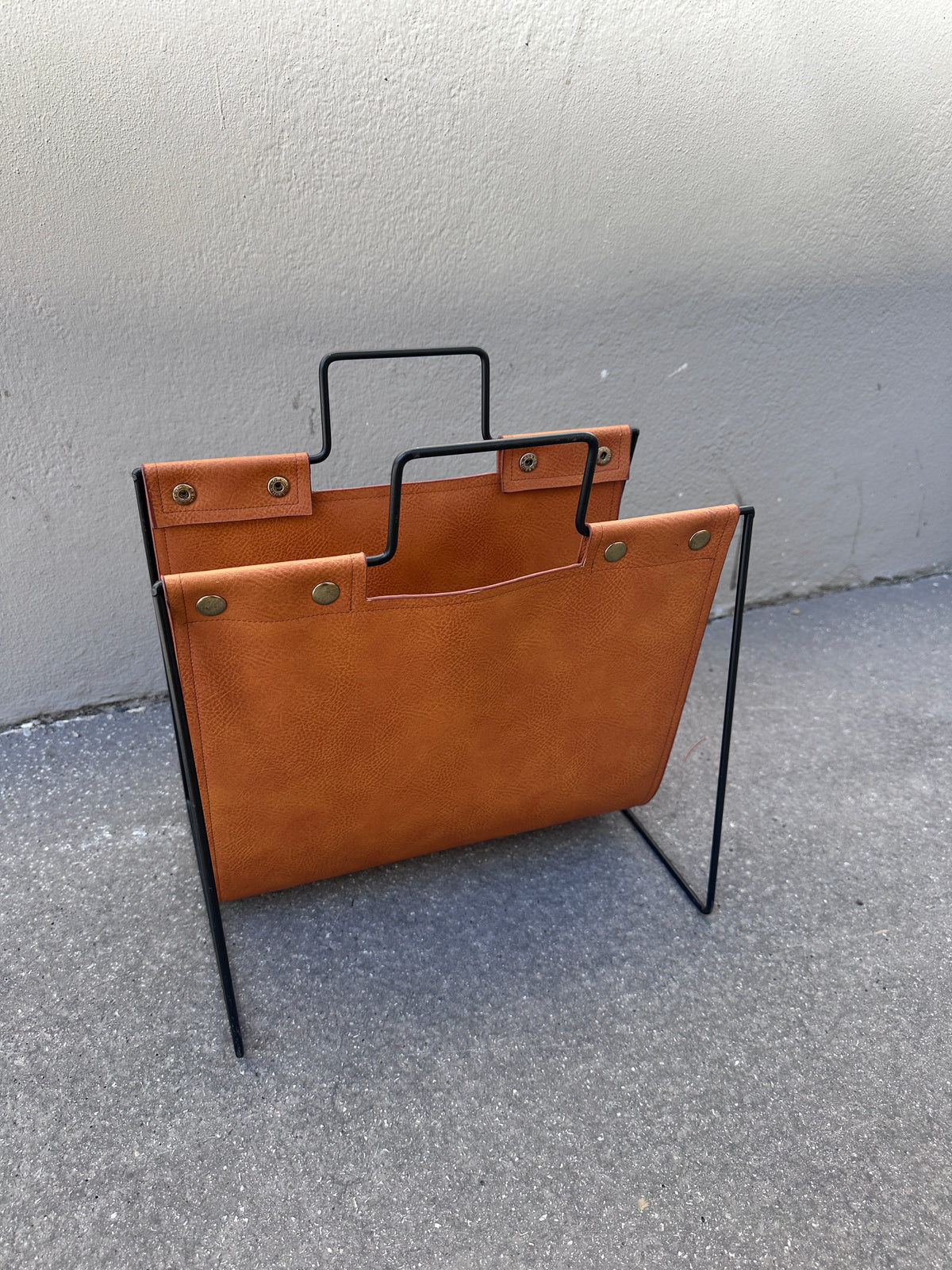 Vintage Zeitungsständer aus schwarzem Metall und Leder