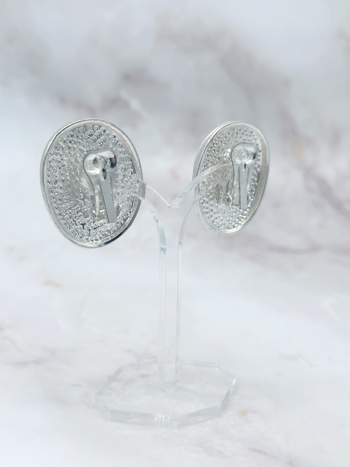 Ovale Vintage Ohrclips in mattem Silberton – klare Eleganz