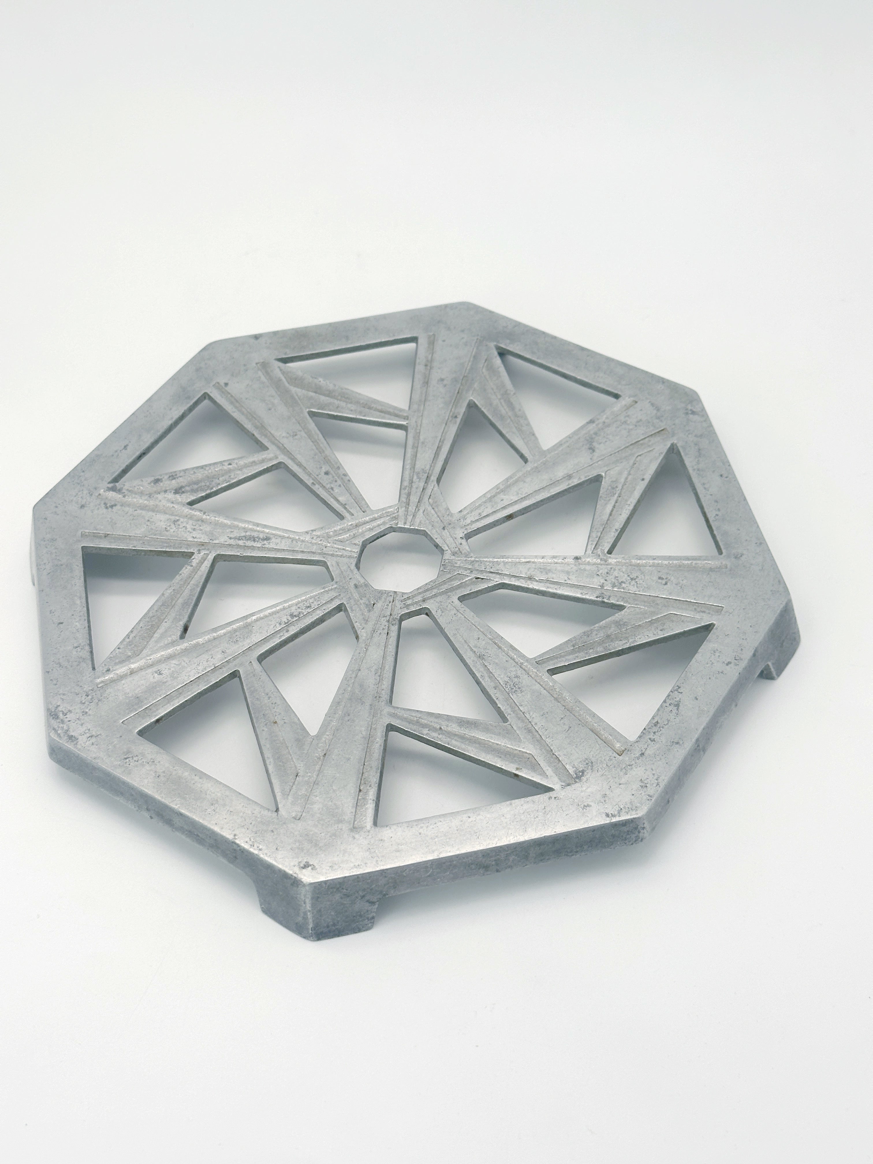 Untersetzplatte aus Metall mit geometrischem Muster um 1930
