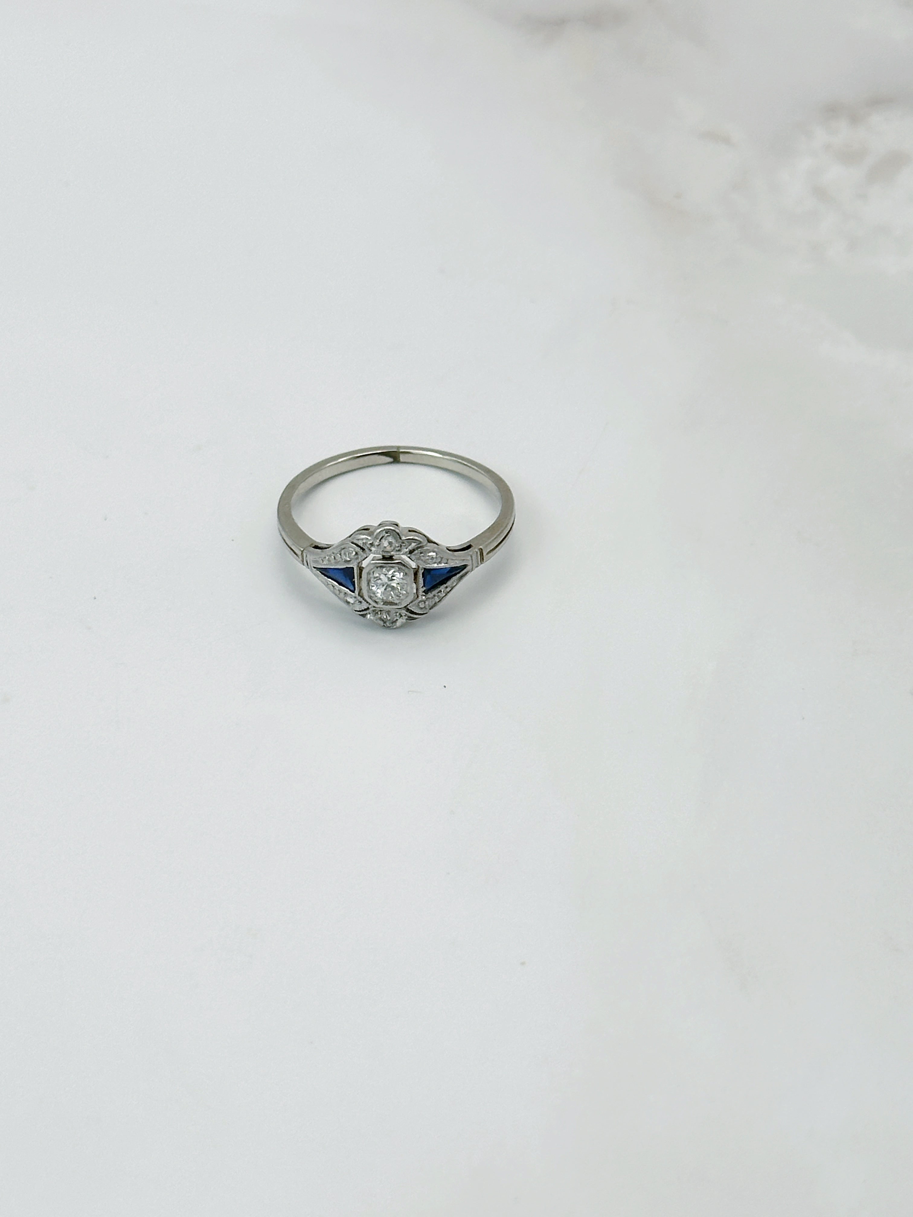 Atemberaubender Art Déco Ring in 585 Weißgold mit Diamant und Saphiren