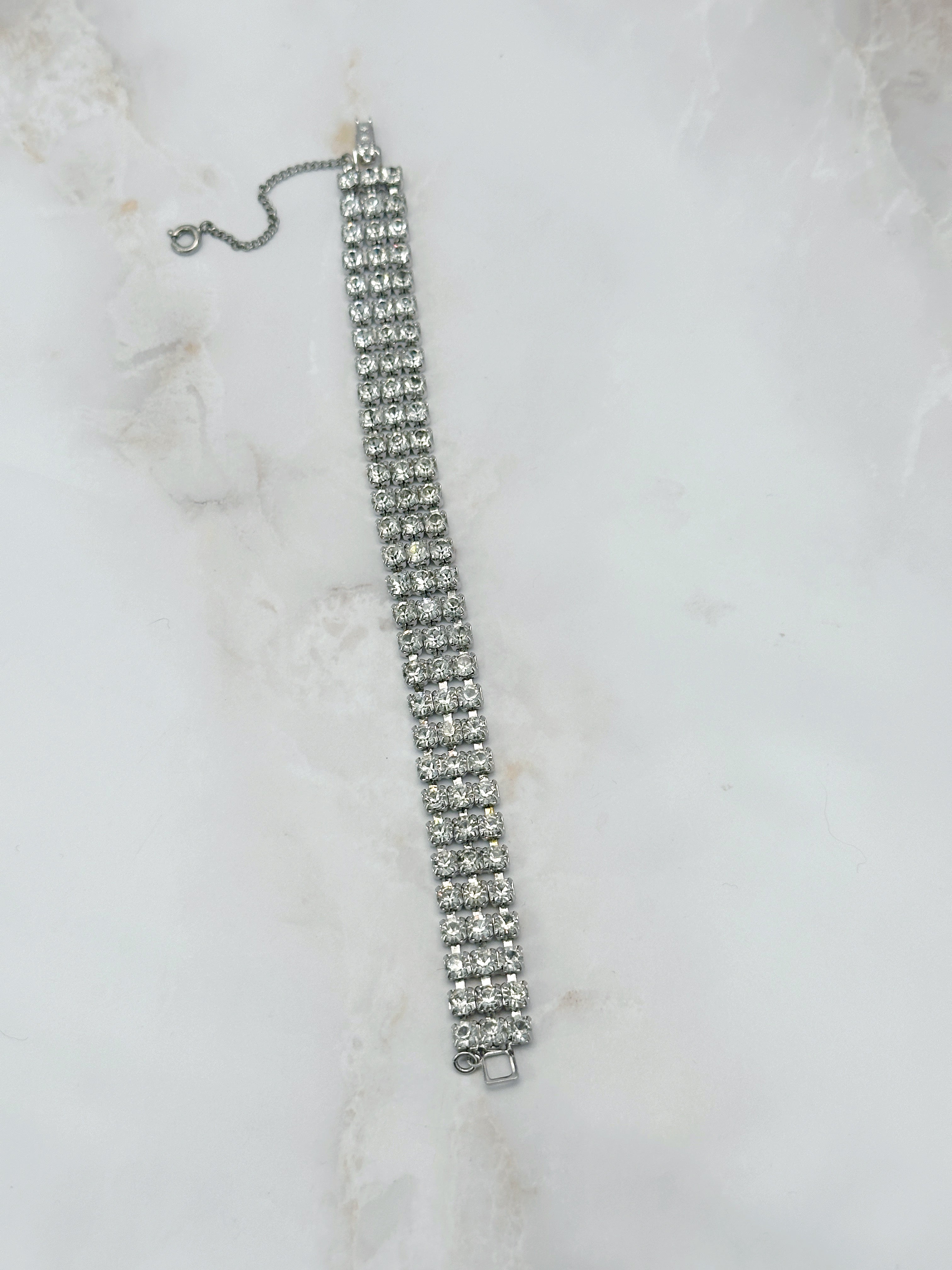 Dreireihiges Vintage Strass-Armband mit Sicherheitskettchen