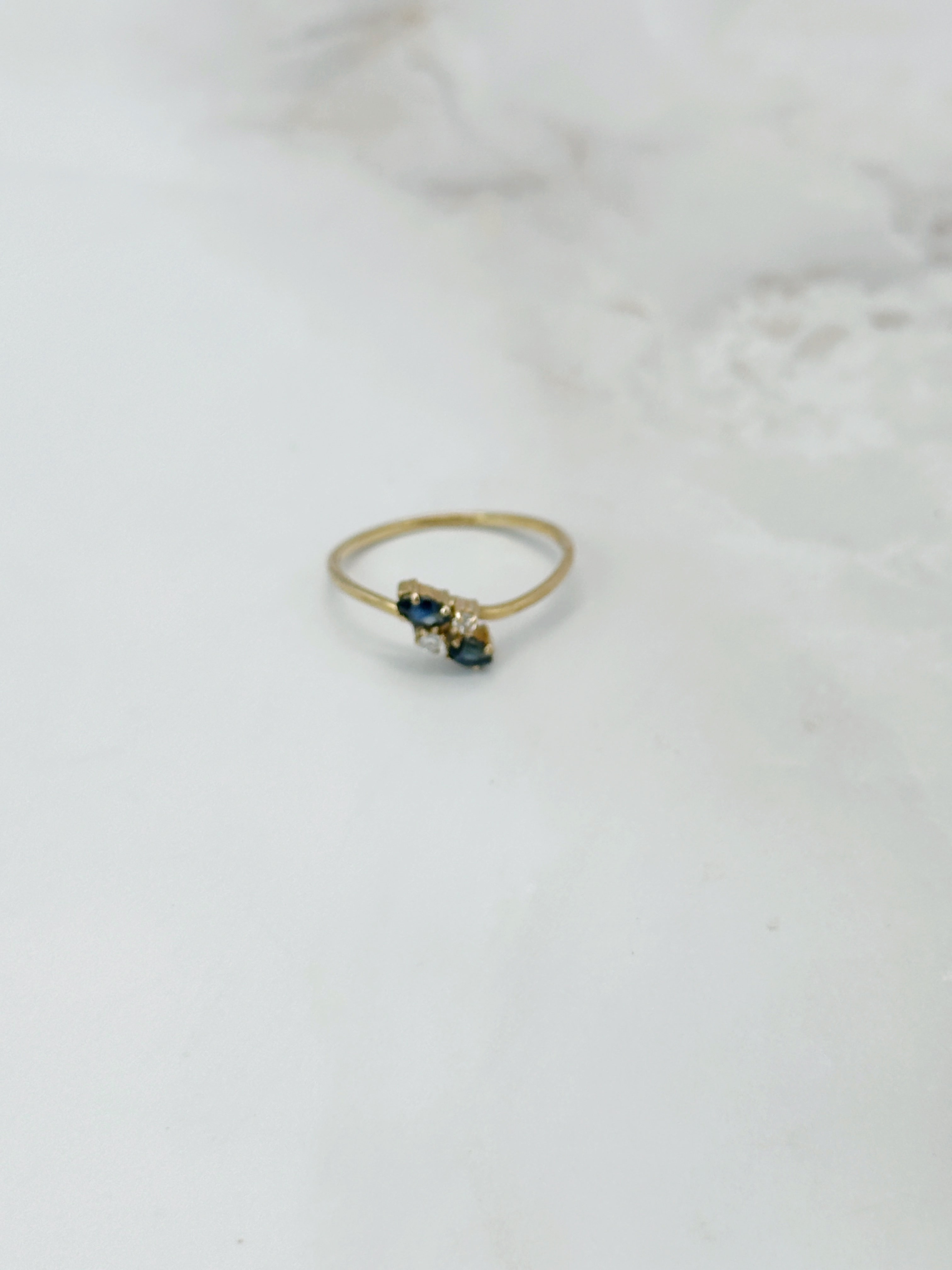 Filigraner Vintage Ring in 750 Gold mit Navette-Saphiren und Diamanten