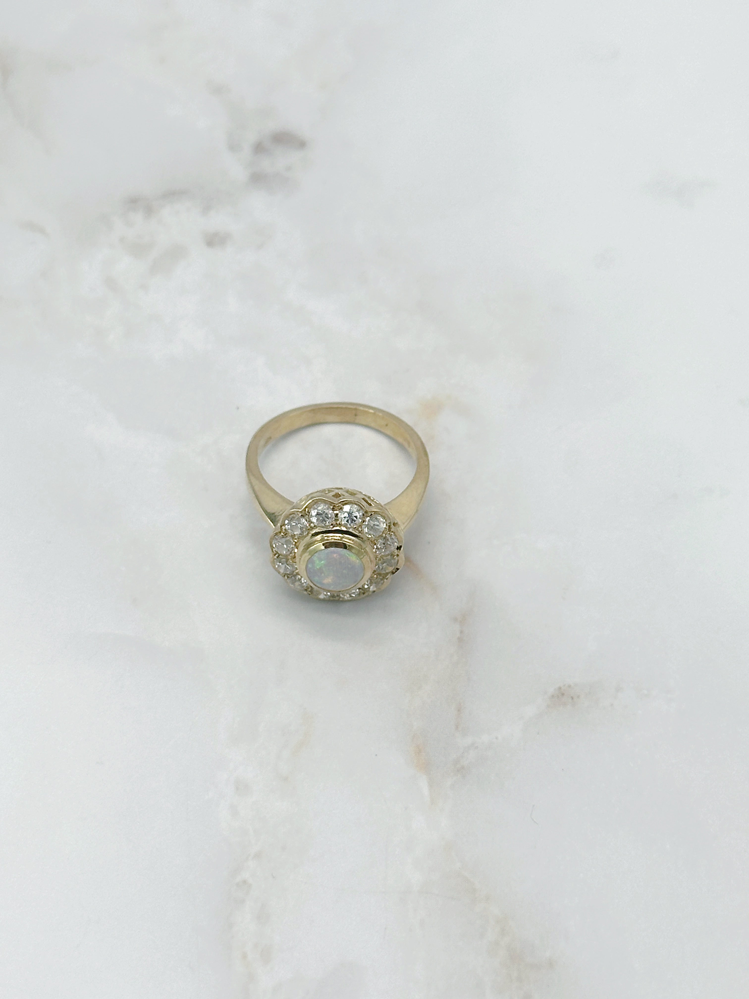 Goldring mit synthetischem Opal und Zirkonia in 585 Gelbgold