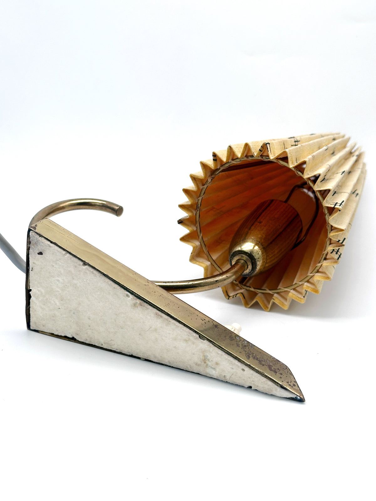 Vintage Mid-Century Tischleuchte aus Messing mit Tütenschirm um 1950