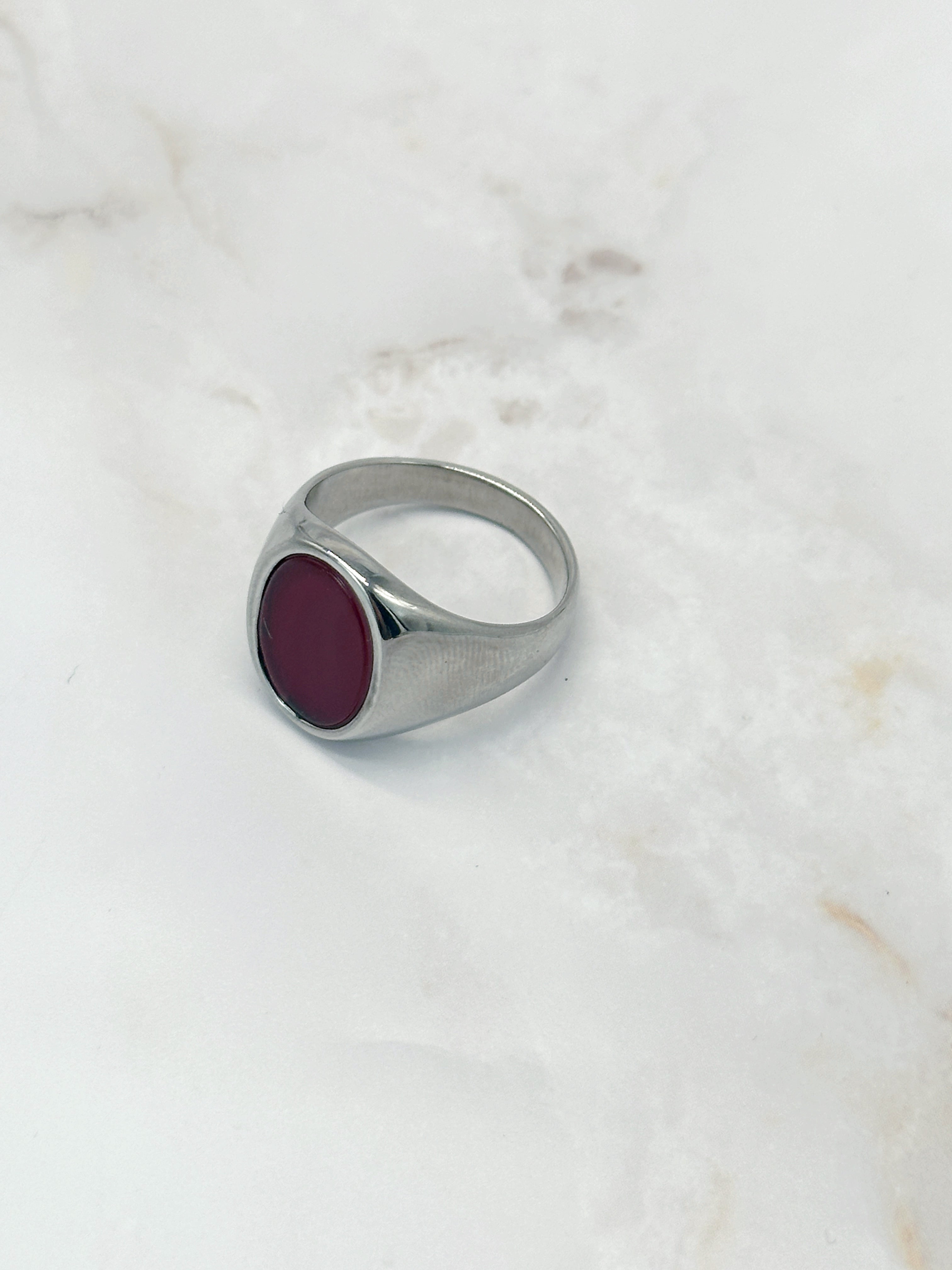 Moderner Siegelring aus Edelstahl mit rotem Glasstein