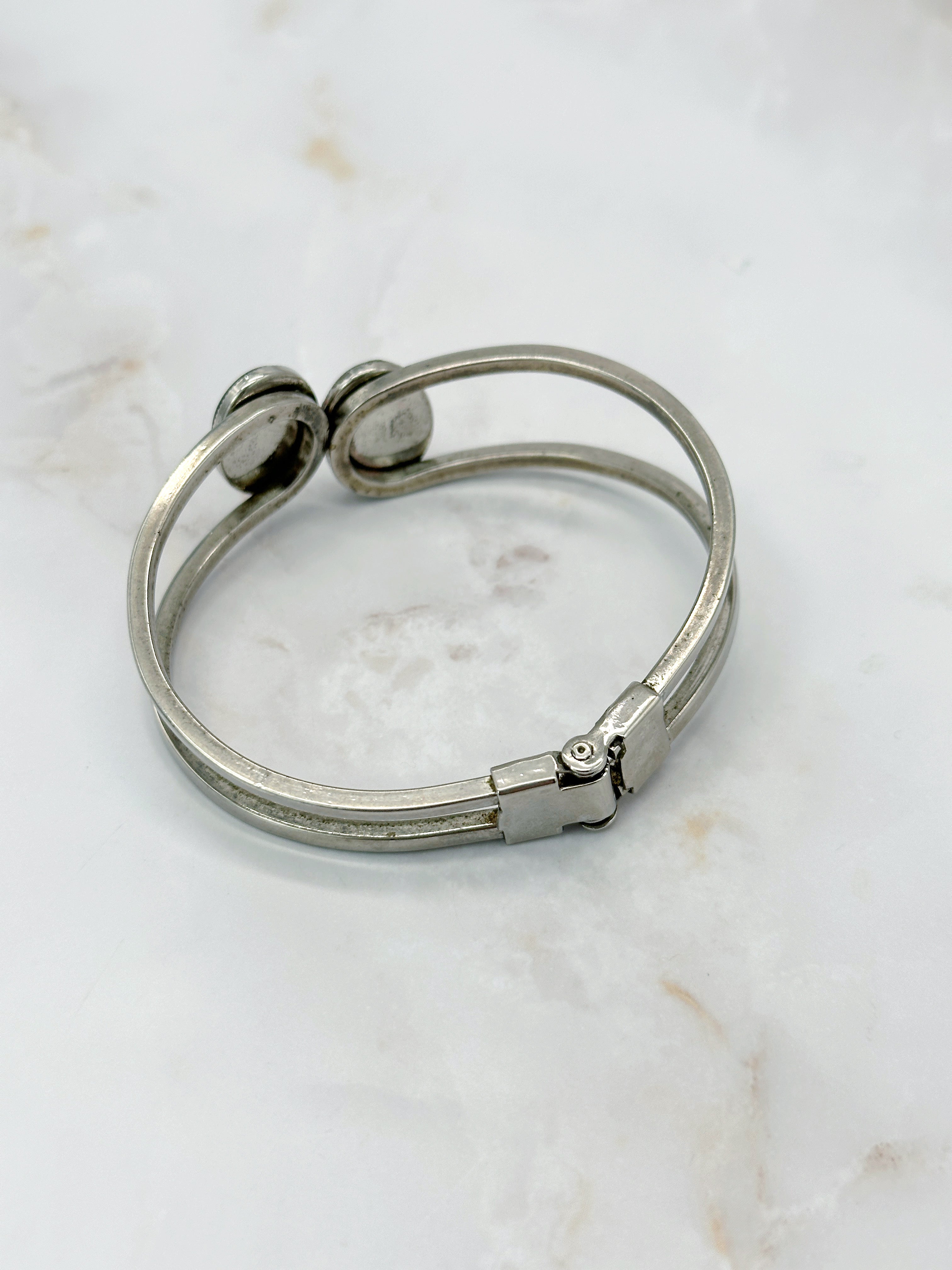 Asymmetrische Vintage Armspange mit schimmernden künstlichem Opal