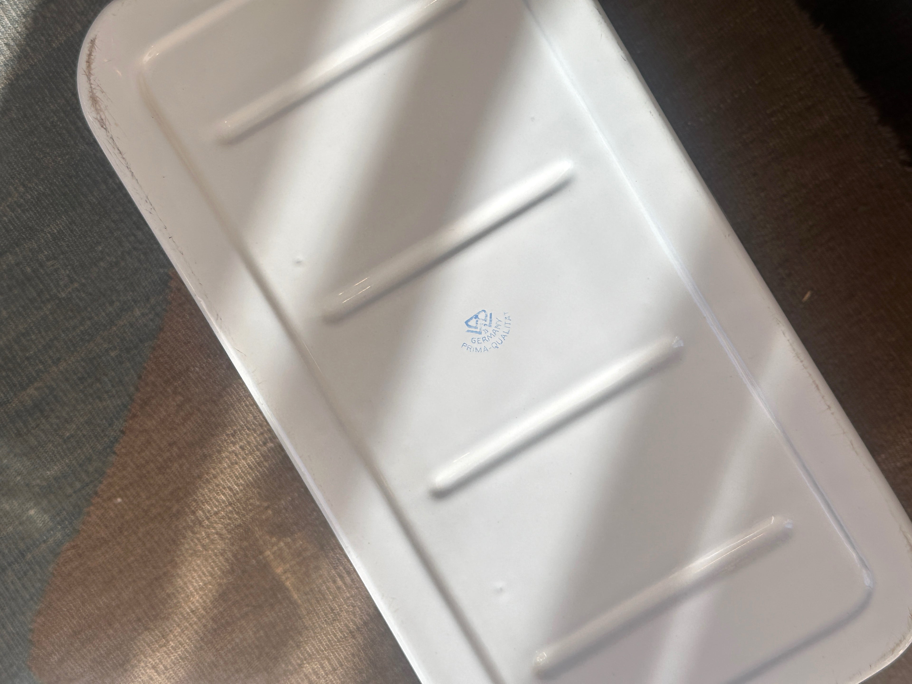 Klassischer Vintage Brotkasten aus weißem Emaille