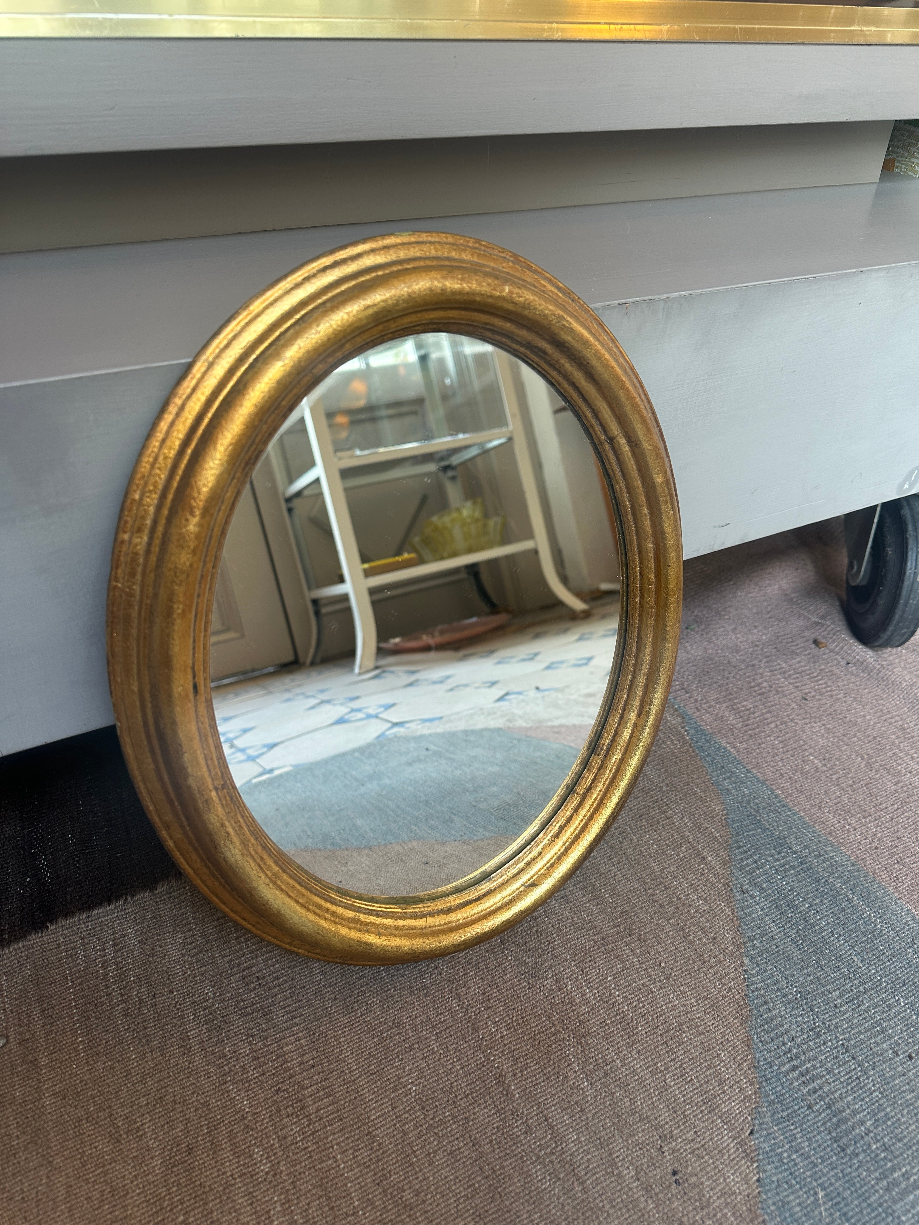 Ovaler Vintage Spiegel mit goldenem Rahmen