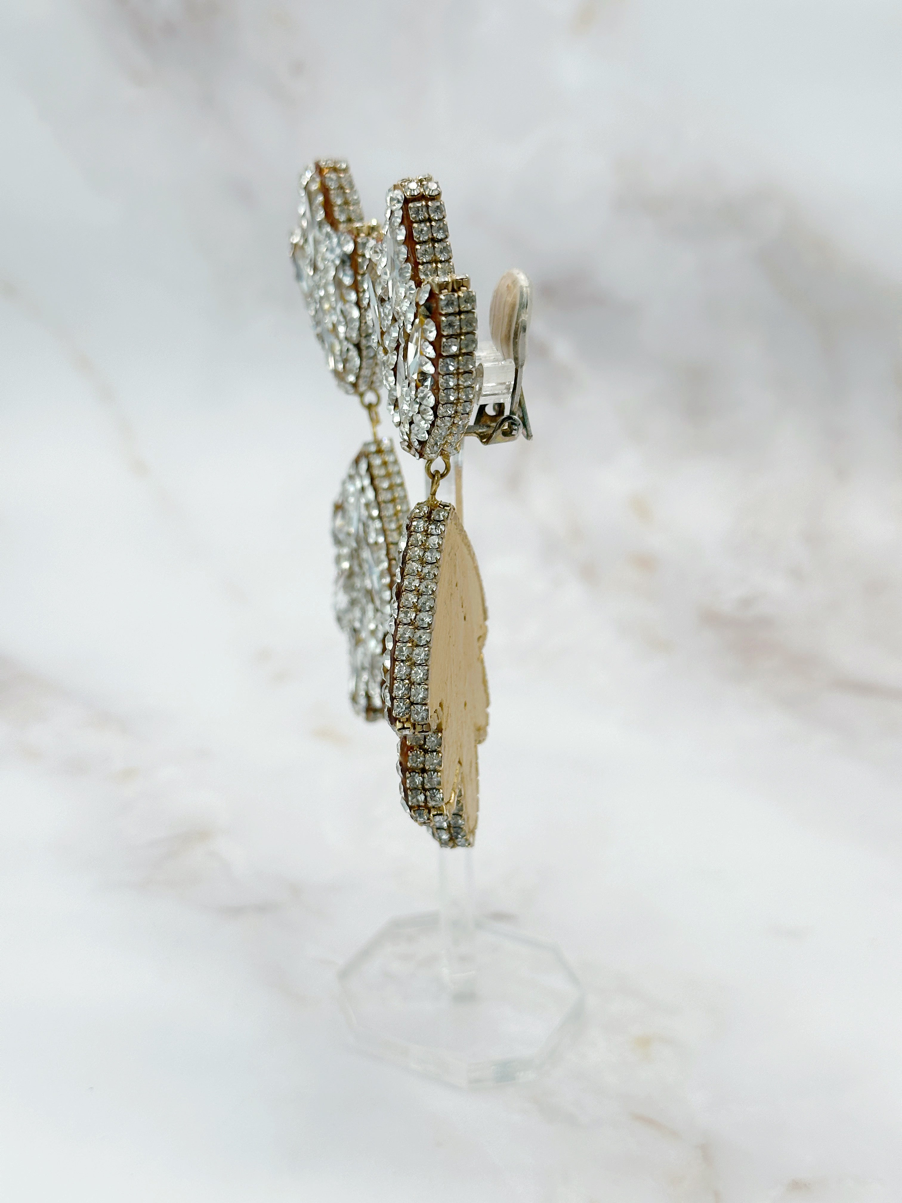 Extravagante Statement-Ohrclips von Deanna Hamro, Kristallblüte